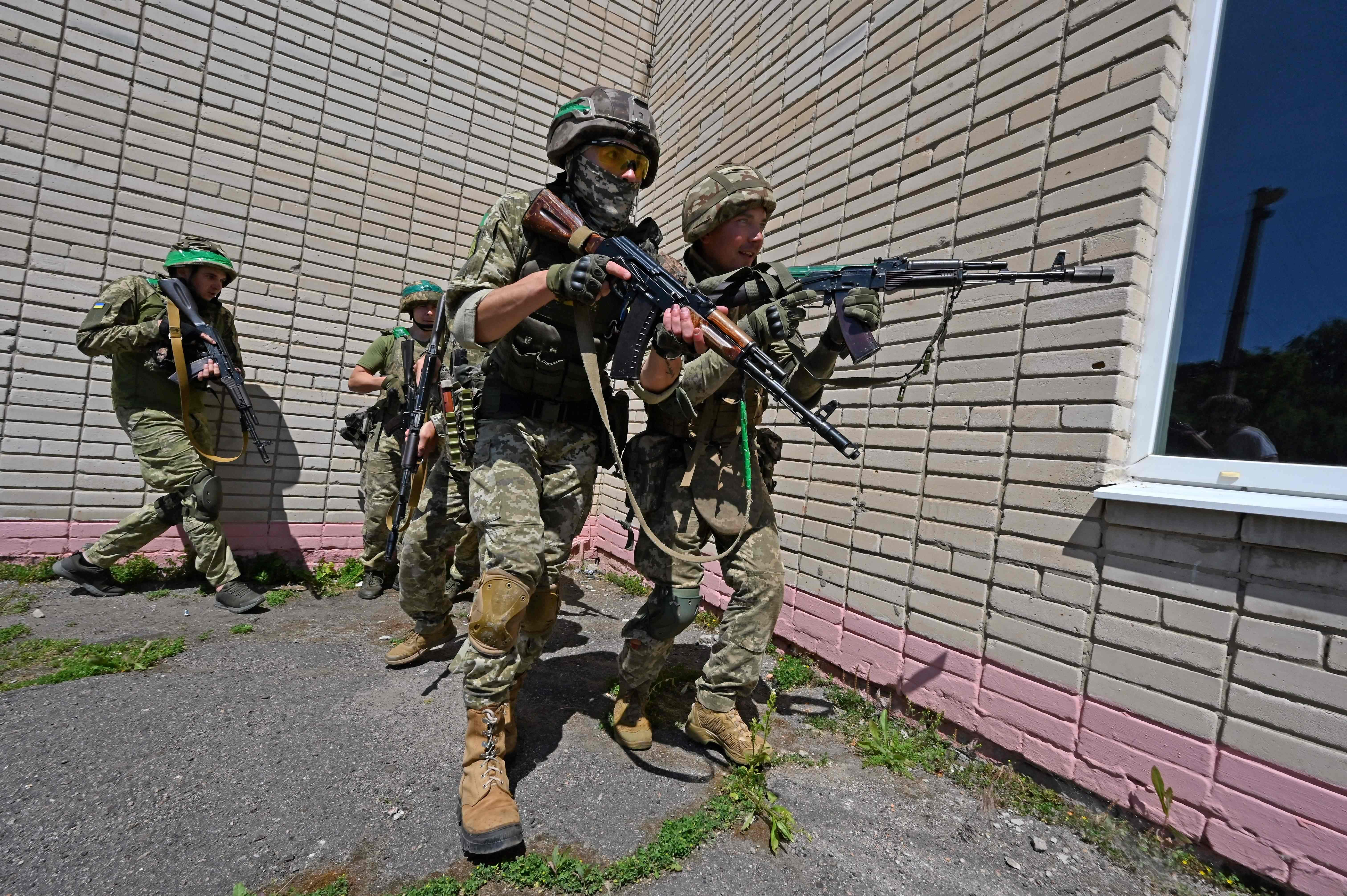 Pasukan Detasemen Penjaga Perbatasan Kharkiv, Ukraina, melakukan latihan tempur di Kharkiv, Ukraina, pada Selasa (13/6/2023).  