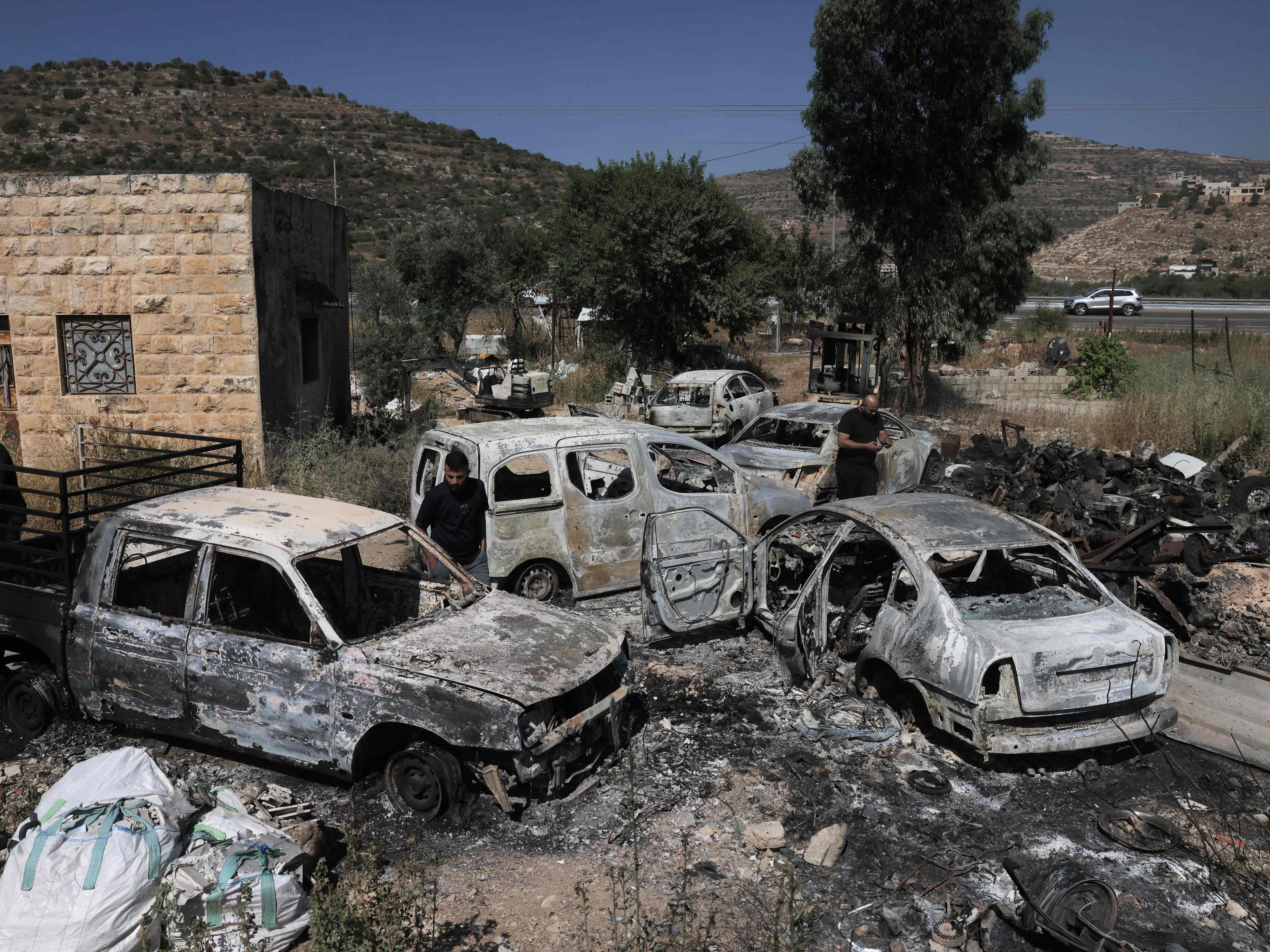 Mobil-mobil hangus dilaporkan dibakar pemukim Israel, di al-Lubban al-Sharqiya di Tepi Barat, Rabu (21/6).