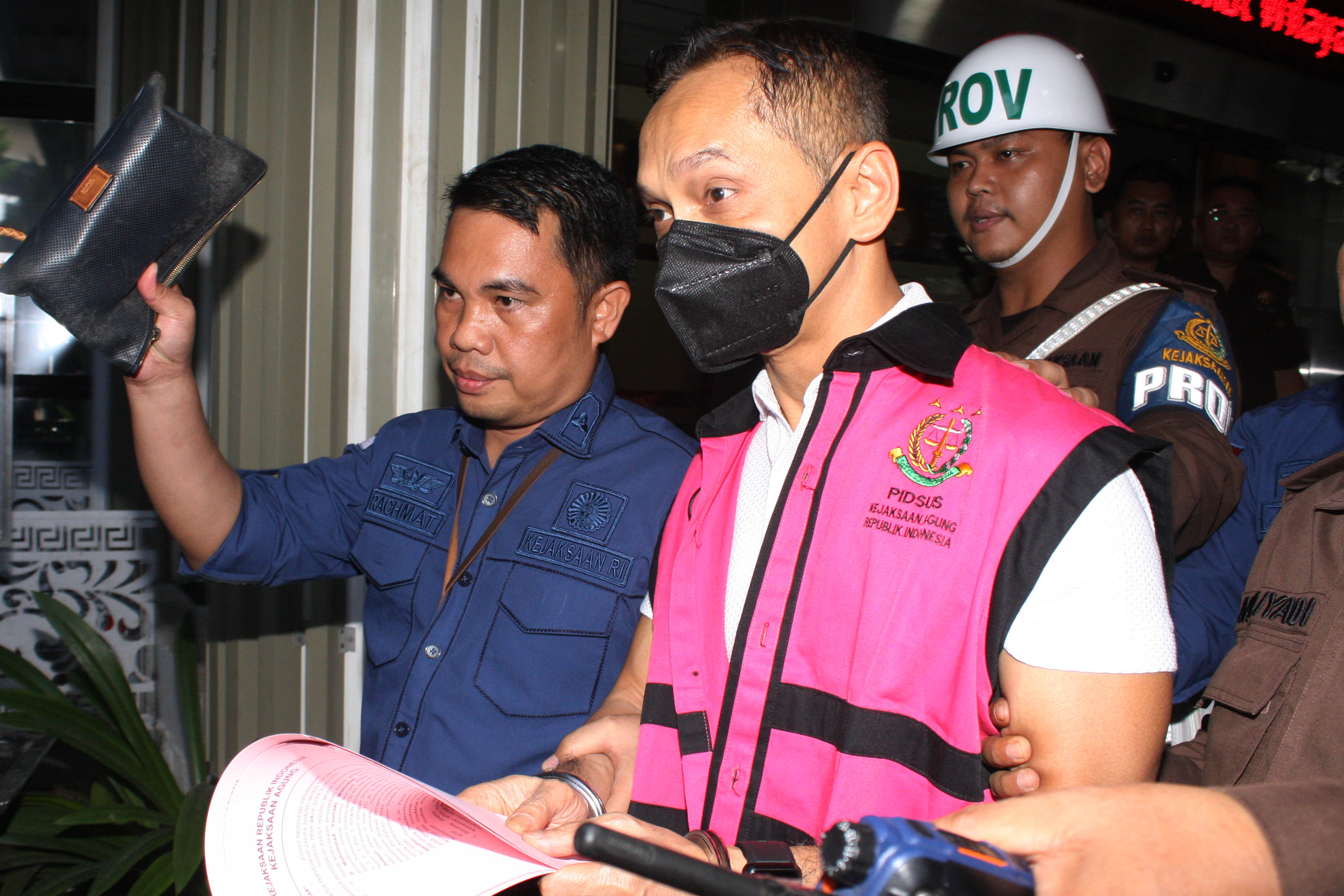 Ketua Komite Tetap Energi Terbarukan Kamar Dahang dan Industri Indonesia (KADIN) M Yusrizki dibawa Penyidik Jampidsus