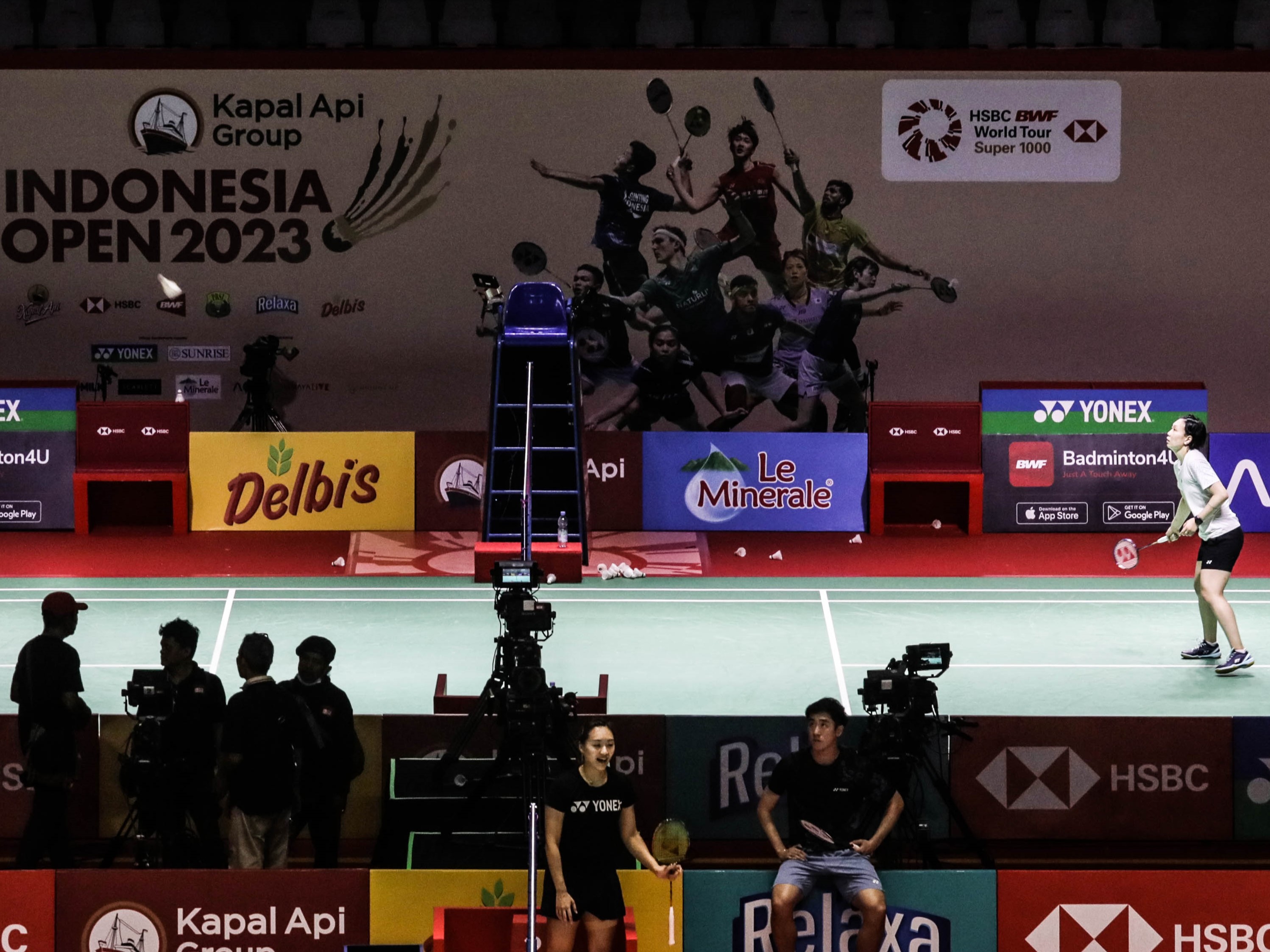 Atlet bulu tangkis dari beberapa negara melakukan latihan menjelang Indonesia Terbuka 2023 di Istora Gelora Bung Karno, Senin (12/6).