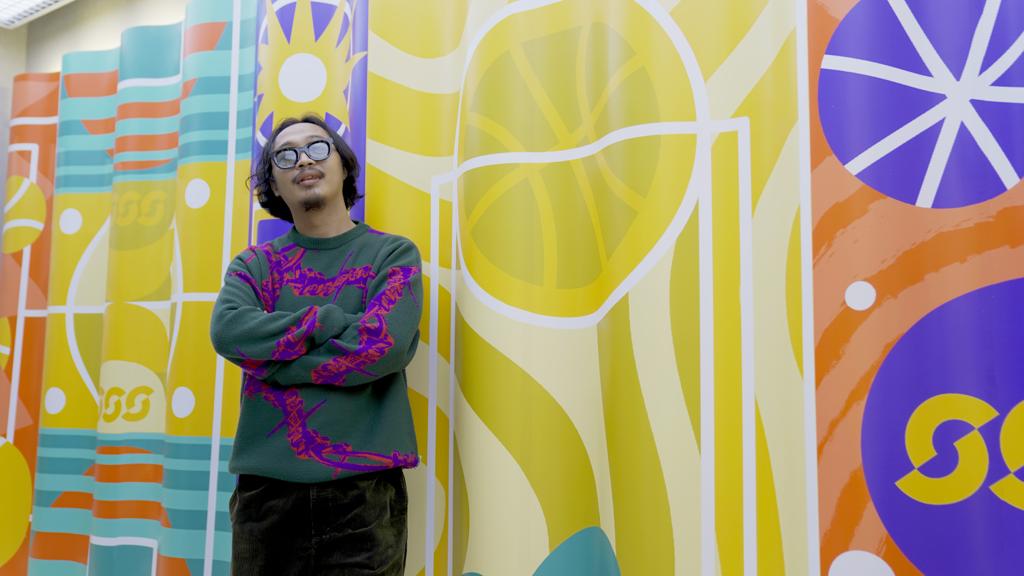 Seniman visual Popomangun dan karyanya yang menghiasi ruangan butik Sun & Sand Sports di Pondok Indah Mall 3, Jakarta.