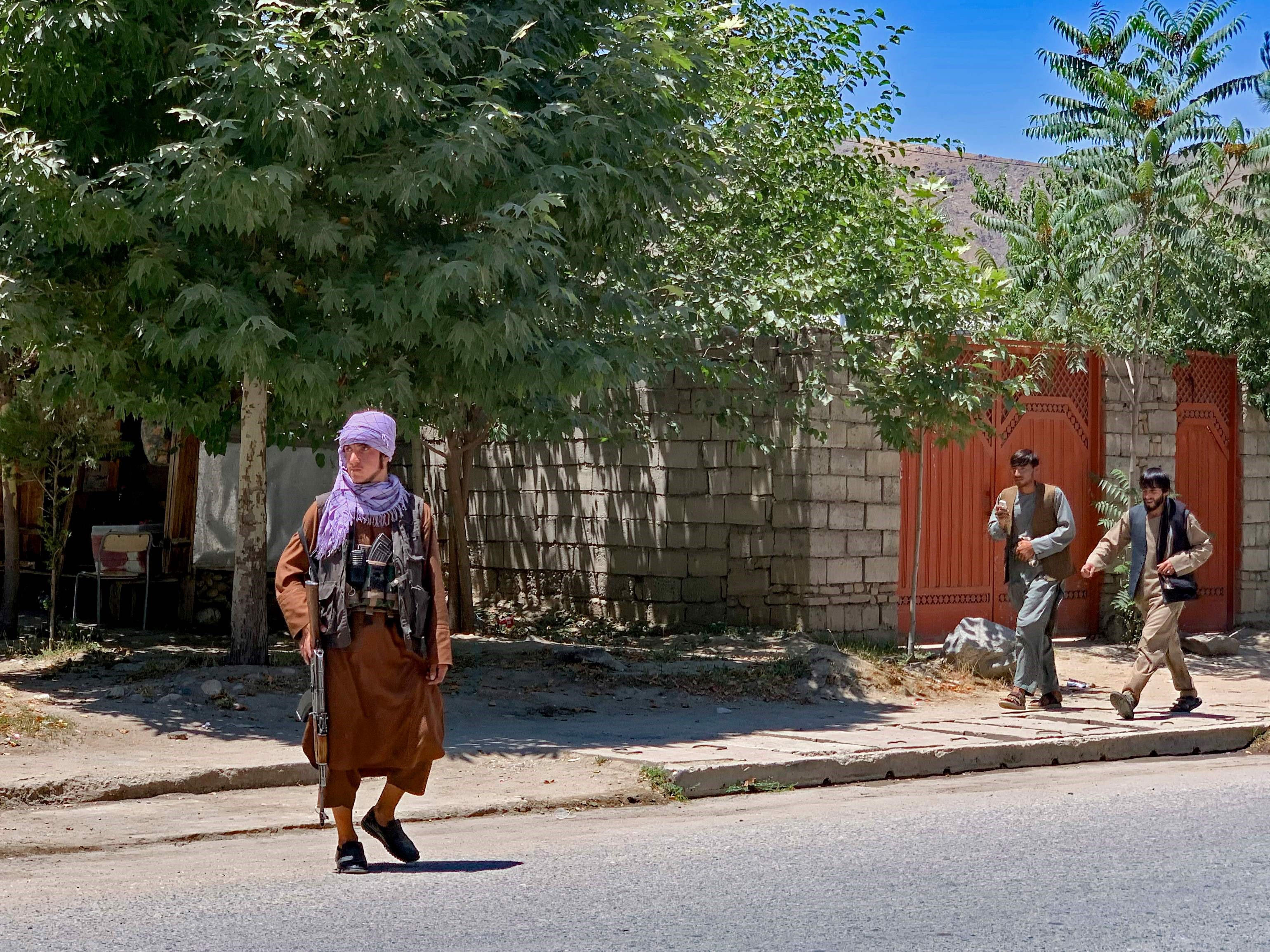 Seorang petugas keamanan Taliban berjaga-jaga setelah terjadi ledakan bom saat salat Fatihah di masjid Nabawi di kawasan Hesa-e-Awal.