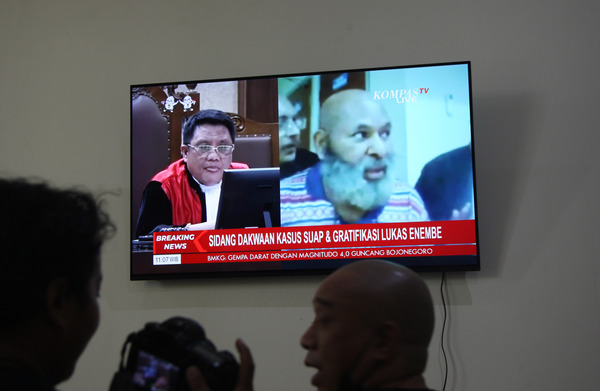 Jurnalis menyaksikan sidang secara virtual dengan terdakwa Gubernur Papua nonaktif Lukas Enembe melalui layer televisi di Gedung KPK.