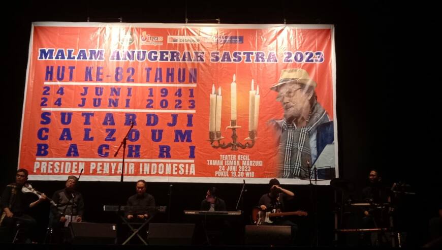Acara Hadiah Sastra untuk Sutardji Calzoum Bachry di TIM, Jakarta, Sabtu (24/6).