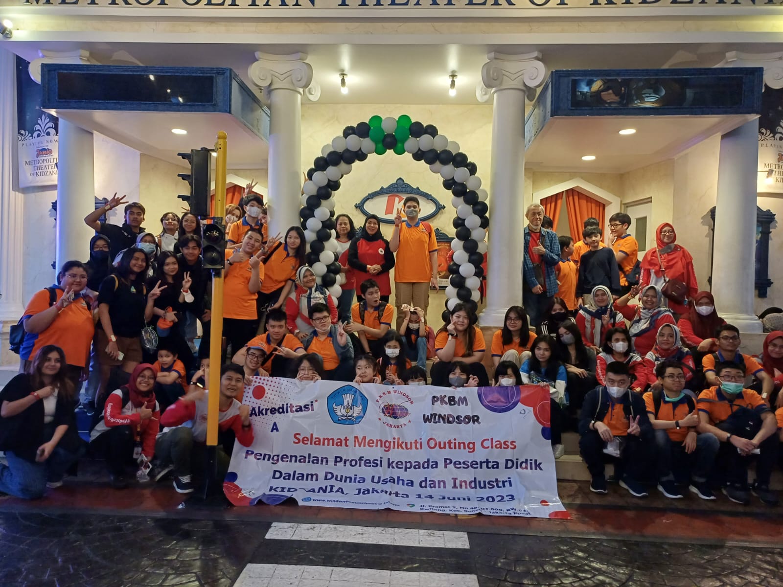 Pusat Kegiatan Belajar Mengajar (PKBM) Windsor menggelar outing class di Kidzania Area, Hotel Pacific Place, Jakarta, Rabu (14/6).