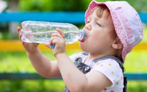 Menjaga konsumsi air anak saat batuk dan pilek, ternyata mampu mengurangi gejalanya.