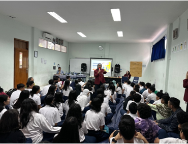 Sosialisasi mengelola media sosial dengan bijak di kalangan pelajar oleh Fikom Untar.