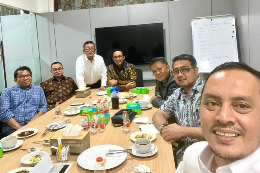 Anies Baswedan (tengah) dan Tim 8