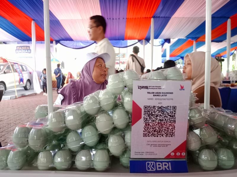 Maesaroh menjaga gerai telur asin di Panen Hadiah Simpedes BRI Bekasi Kota, Jawa Barat.