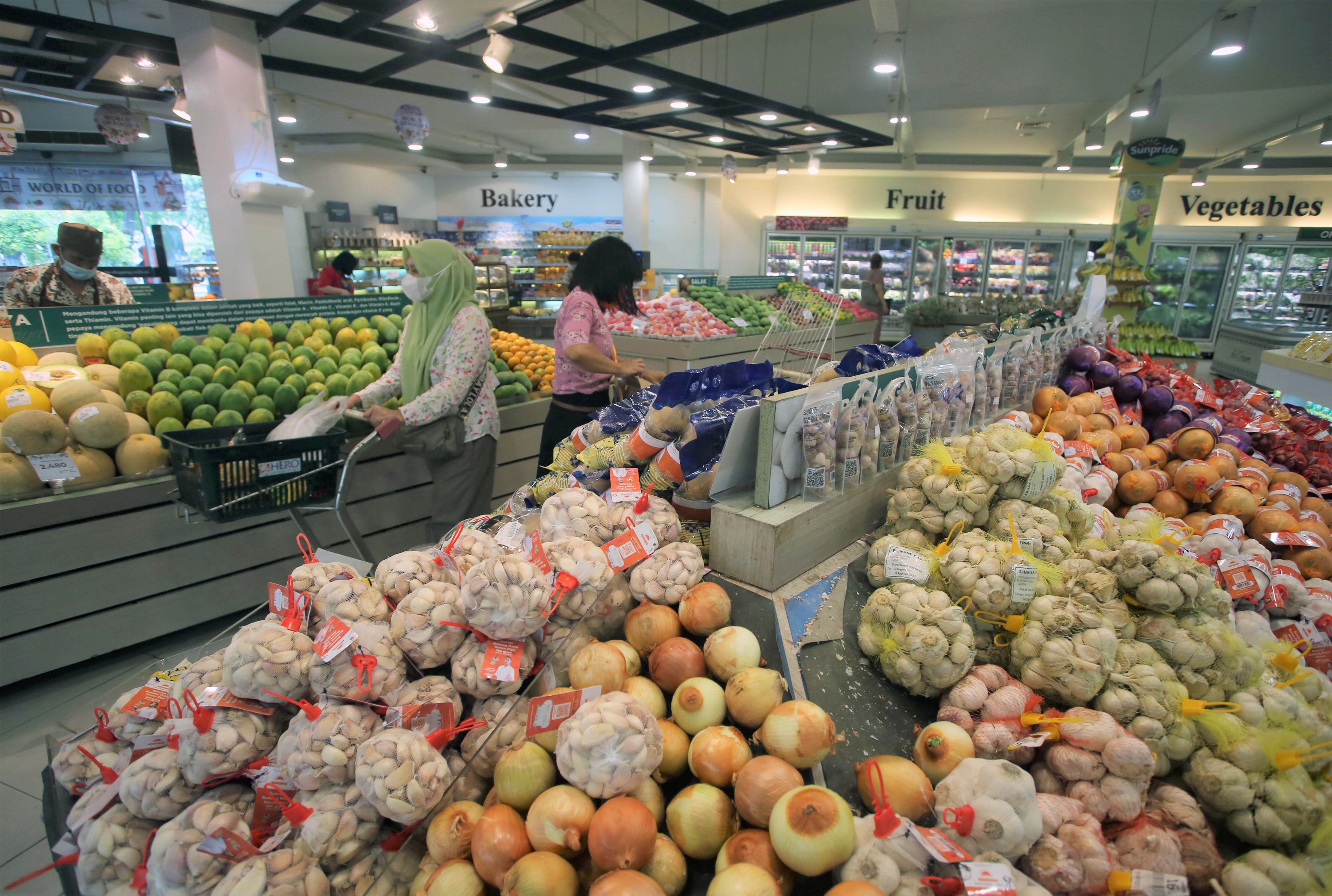 Warga berbelanja di Supermarket