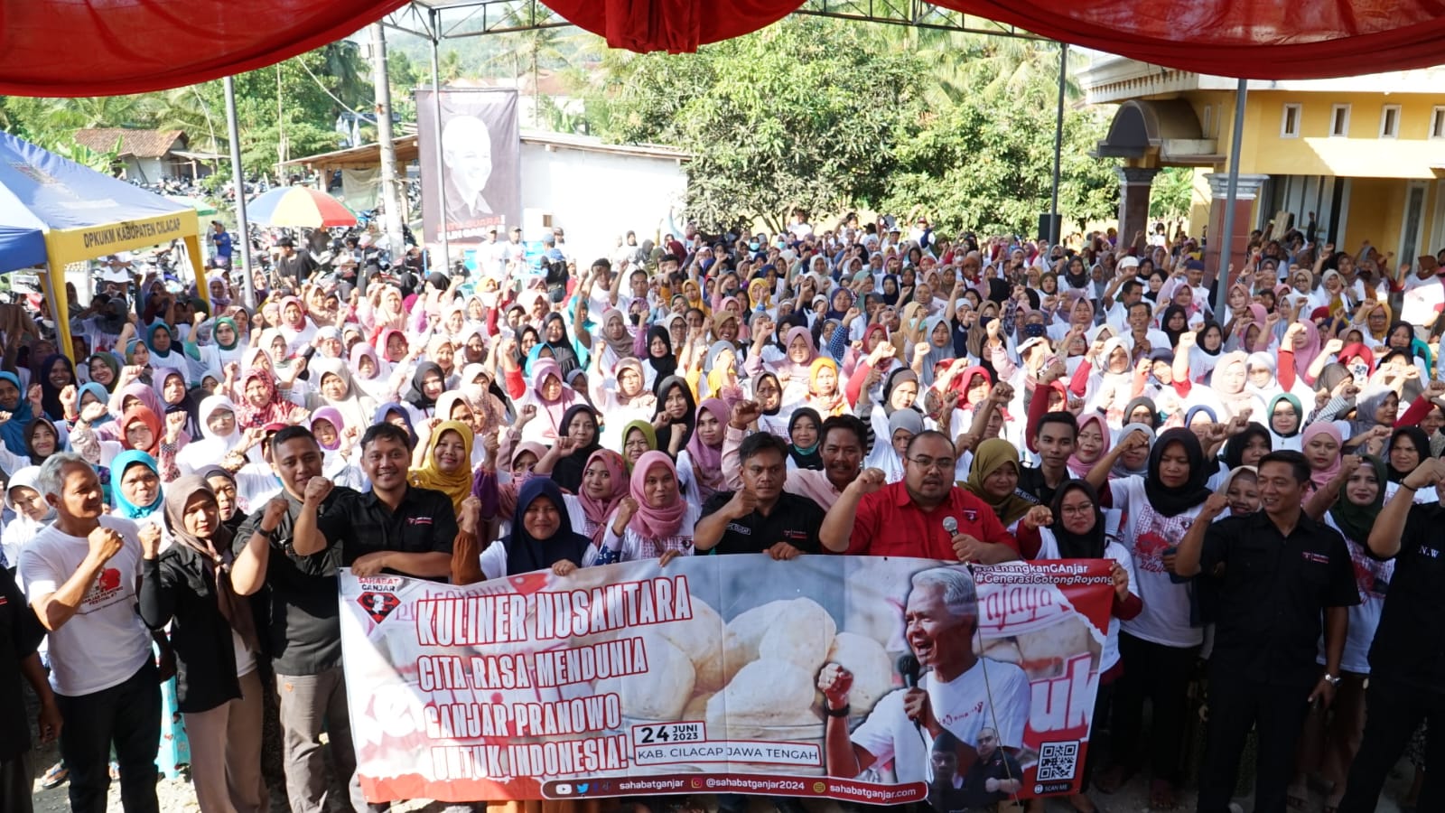  Sahabat Ganjar mengadakan sebuah workshop pembuatan makanan khas Cilacap di Kecamatan Jeruklegi, Kabupaten Cilacap, Jateng, Sabtu (24/6).
