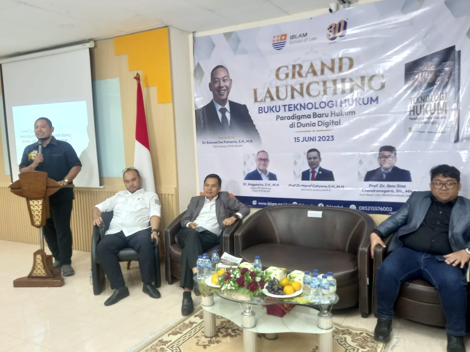 Praktisi hukum Rahmat Dwi Putranto saat memaparkan buku Teknologi Hukum: Paradigma Baru Hukum di Dunia Digital, di IBLAM School of Law.