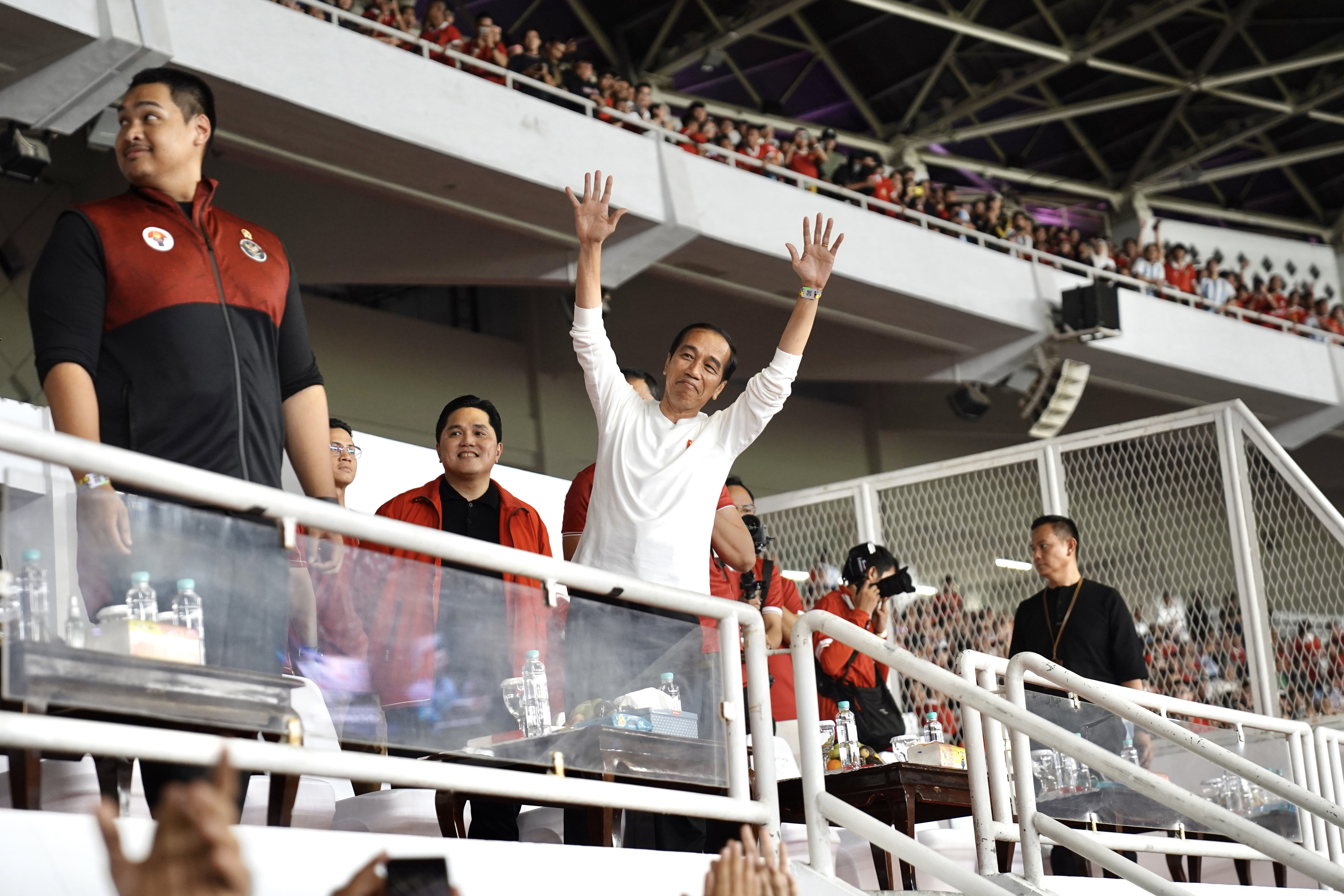 Presiden Jokowi menyapa para suporter Indonesia di Stadion Utama Gelora Bung Karno, Senayan, Jakarta, Senin (19/6).