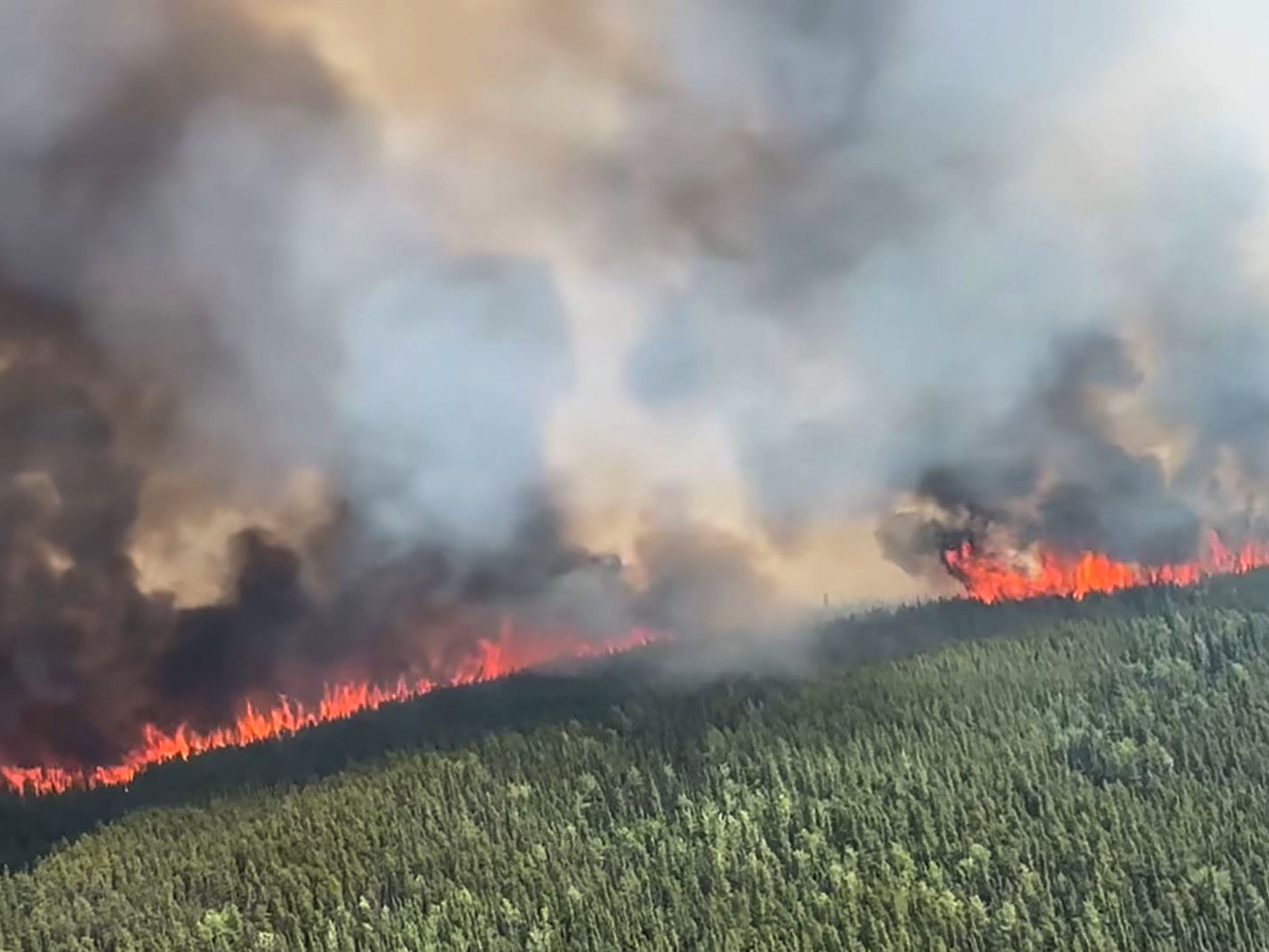 Pemandangan udara dari api di Sungai Kiskatinaw Barat yang terletak 10 km (6 mil) di timur Tumbler Ridge, Kanada.