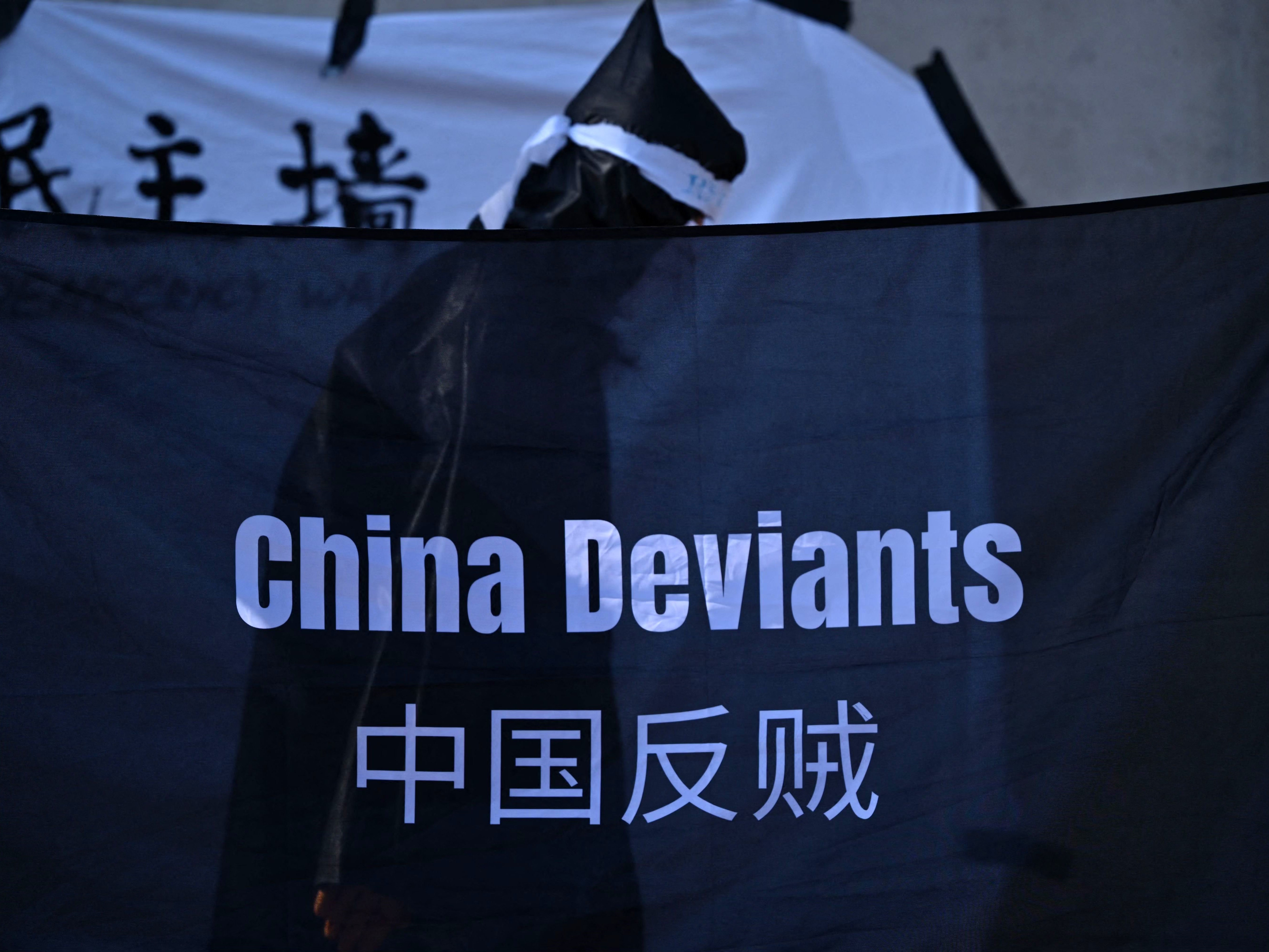 Spanduk digantung di Trafalgar Square di London pada 4 Juni 2023, menjelang pementasan ulang insiden Lapangan Tiananmen.