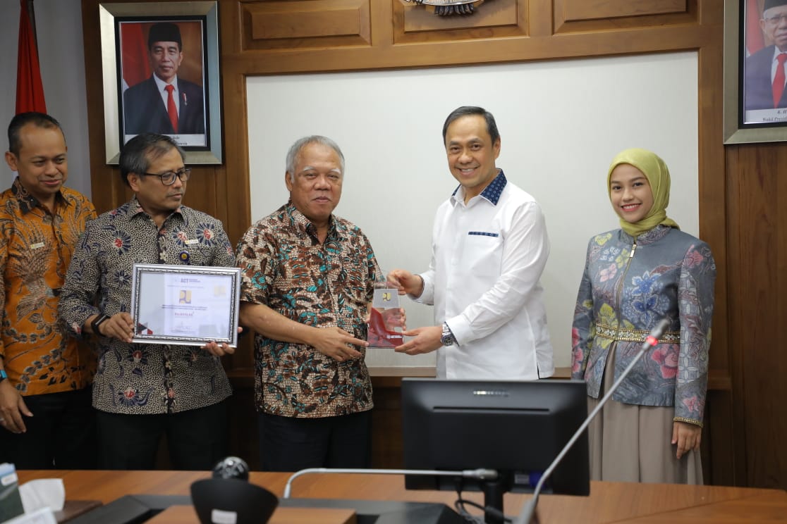 Menteri Pekerjaan Umum dan Perumahan Rakyat Basuki Hadimuljono (tengah) saat menerima penghargaan dari ESQ.