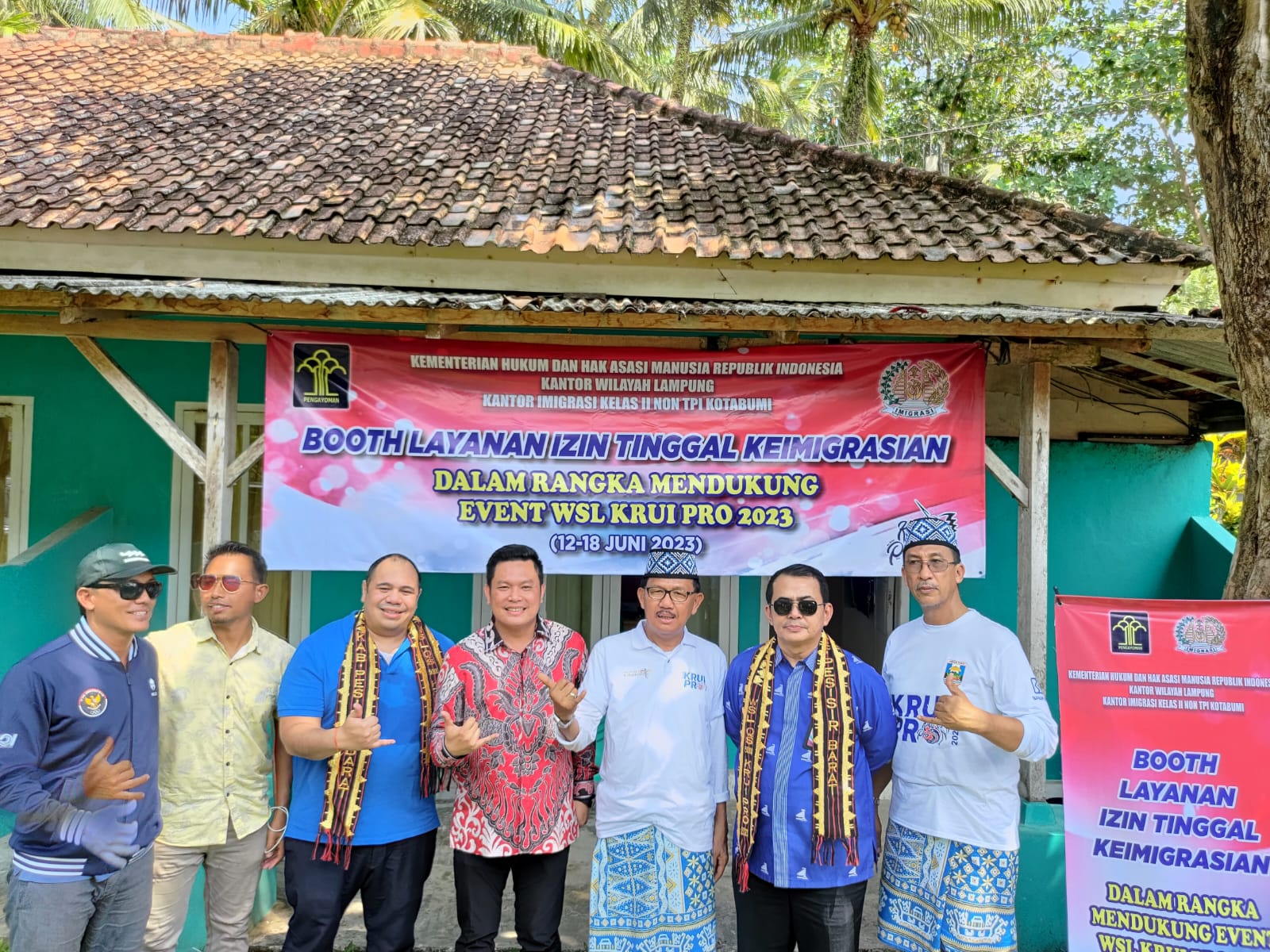 Sejumlah pejabat meninjau  ajang World Surfing League (WSL) Krui Pro 2023 QS5000. 