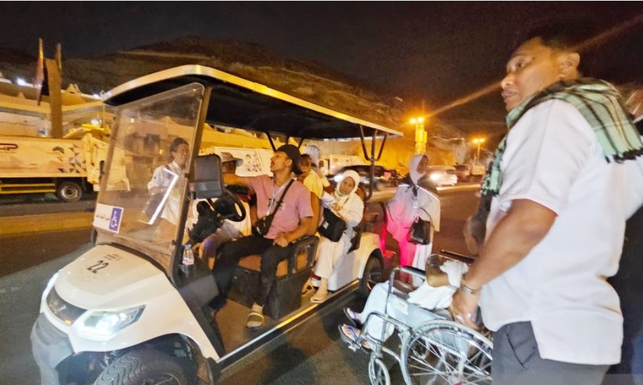Sejumlah jemaah Indonesia menumpang mobil golf menuju maktab seusai melempar jumrah.
