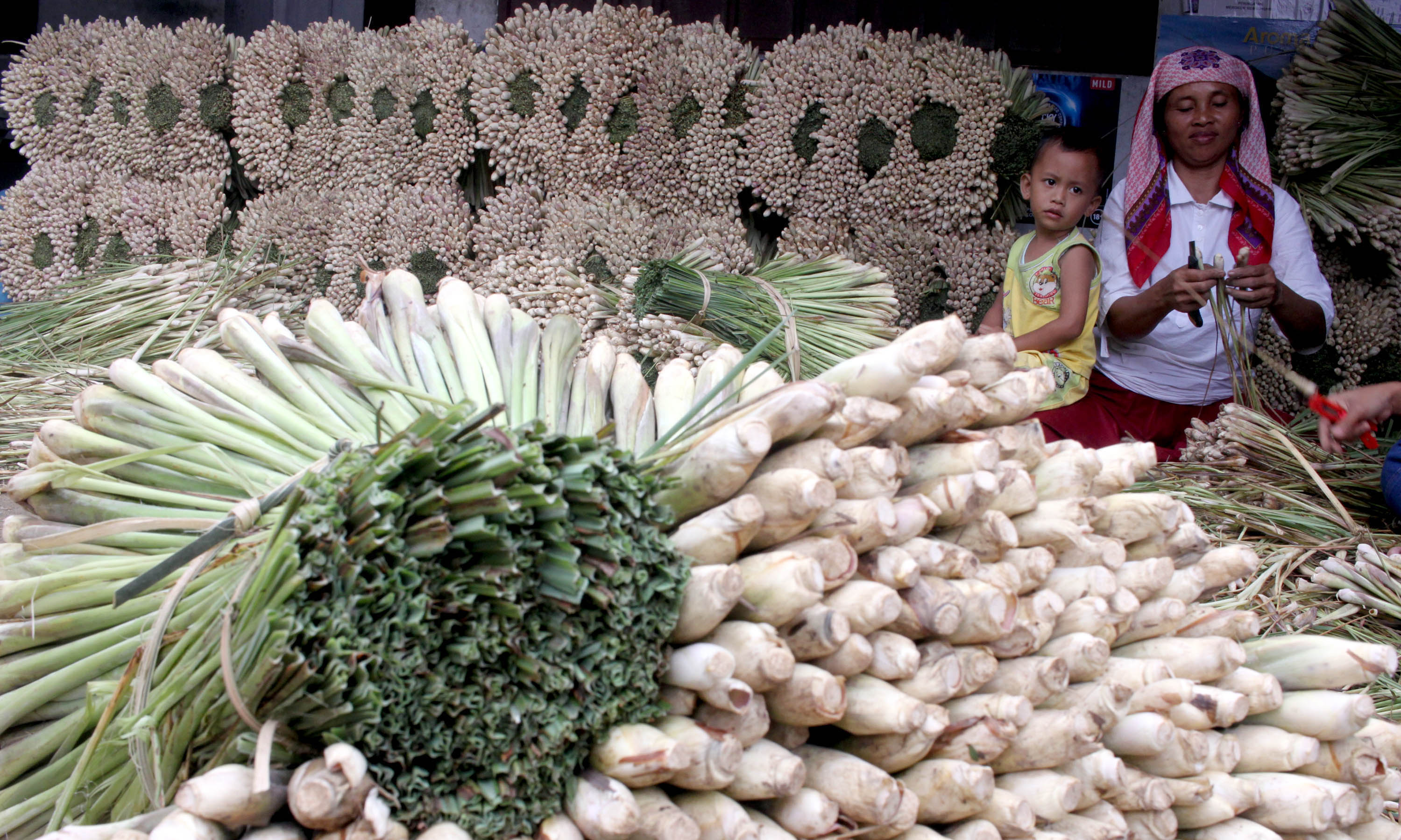 Petani memilah daun sereh seusai panen di kawasan Citeureup, Kabupaten Bogor, Jawa Barat.