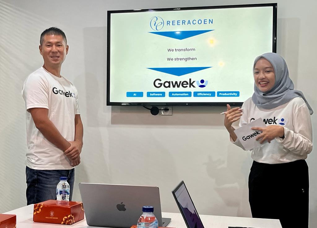 Chief Operating Officer (COO) Gaweku, Kenichi Fujiki (kiri).