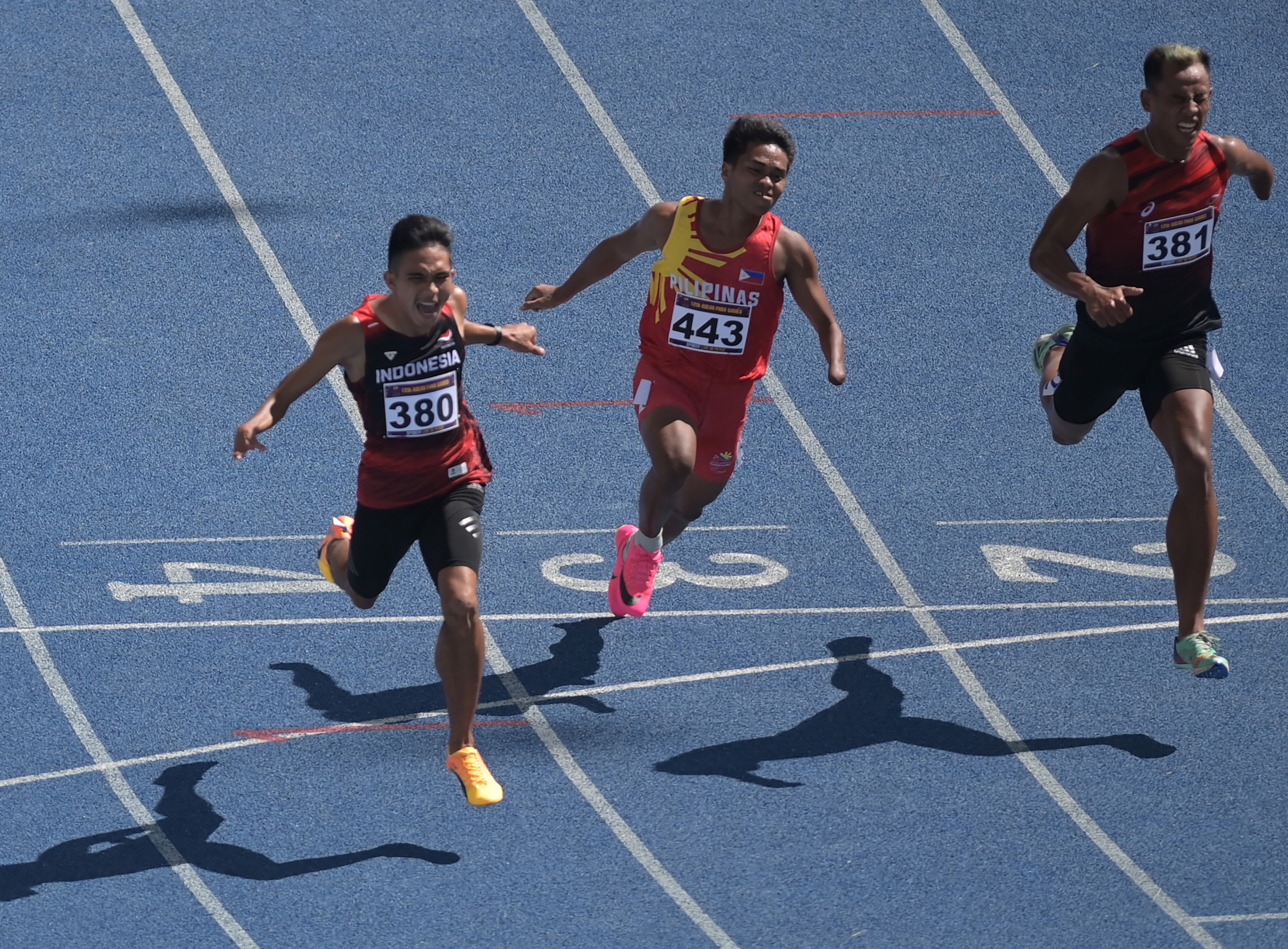 Pelari Nur Ferry Pradana berhasil meraih emas dengan catatan waktu 11,17 detik pada final 100 M T47 ASEAN Para Games 2023.