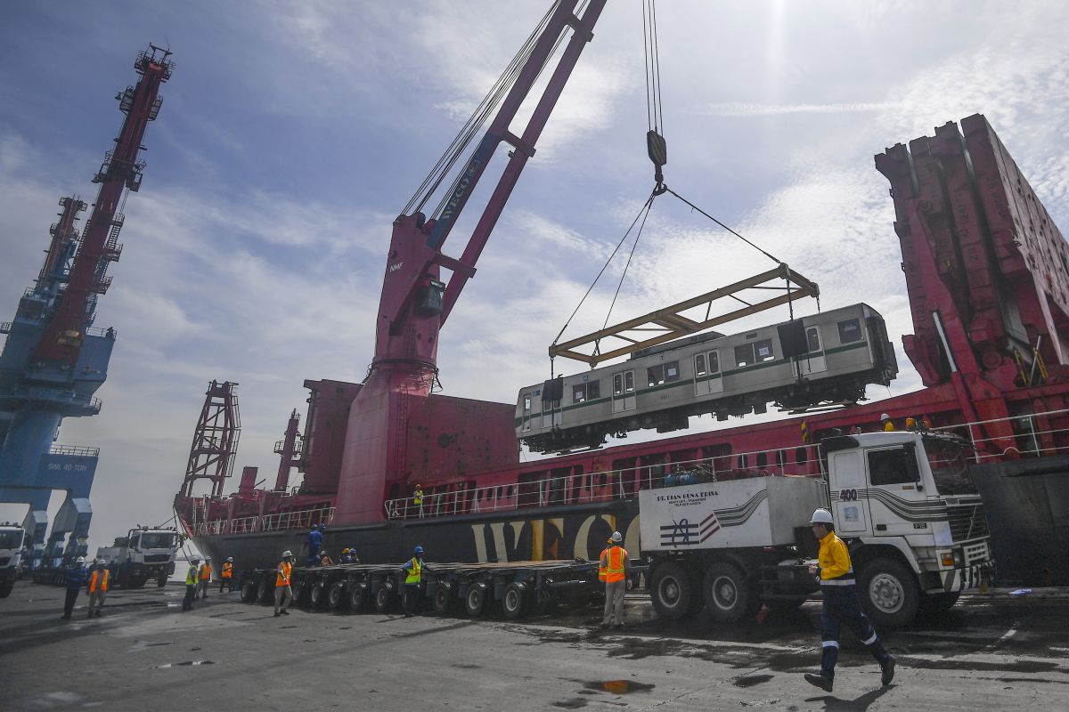 Alat berat menurunkan gerbong kereta rel listrik (KRL) bekas dari kapal di Pelabuhan Tanjung Priok, Jakarta Utara, Rabu (4/4/2018)