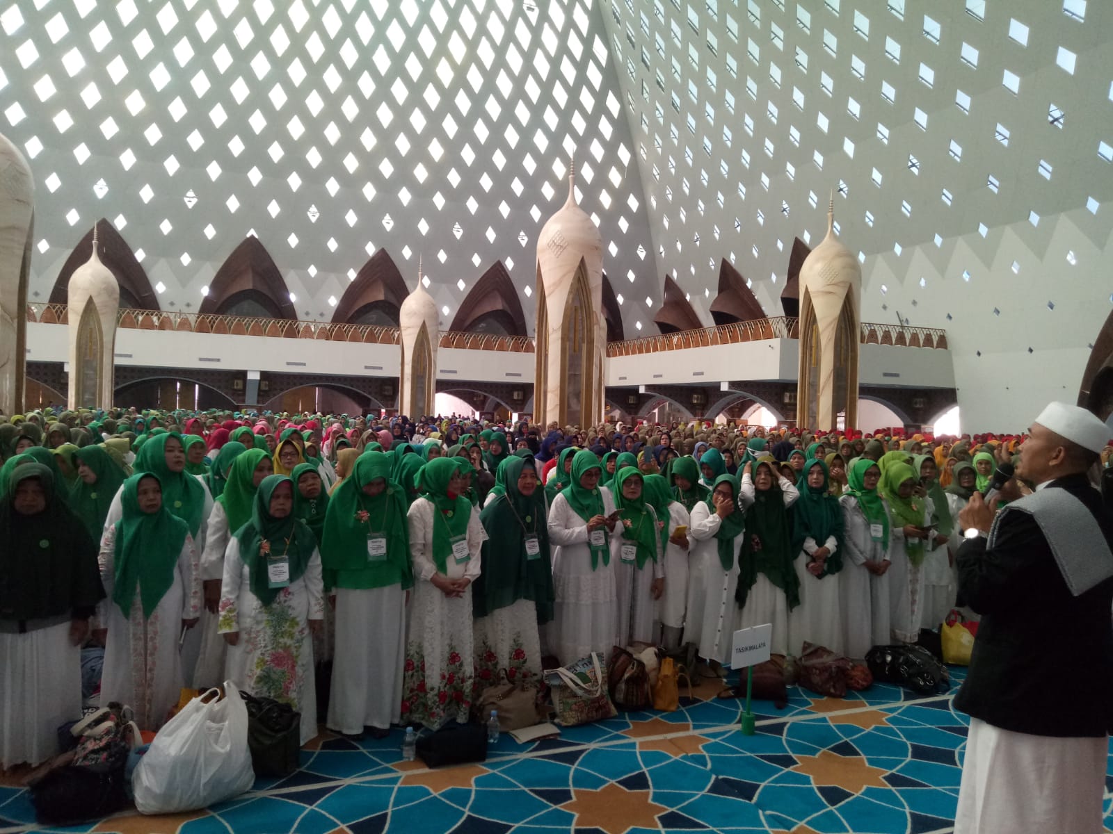 Para peserta dari Majelis Dzikir dan Terapi mendengarkan tausyiah di Masjid Al Jabar, Kota Bandung. 