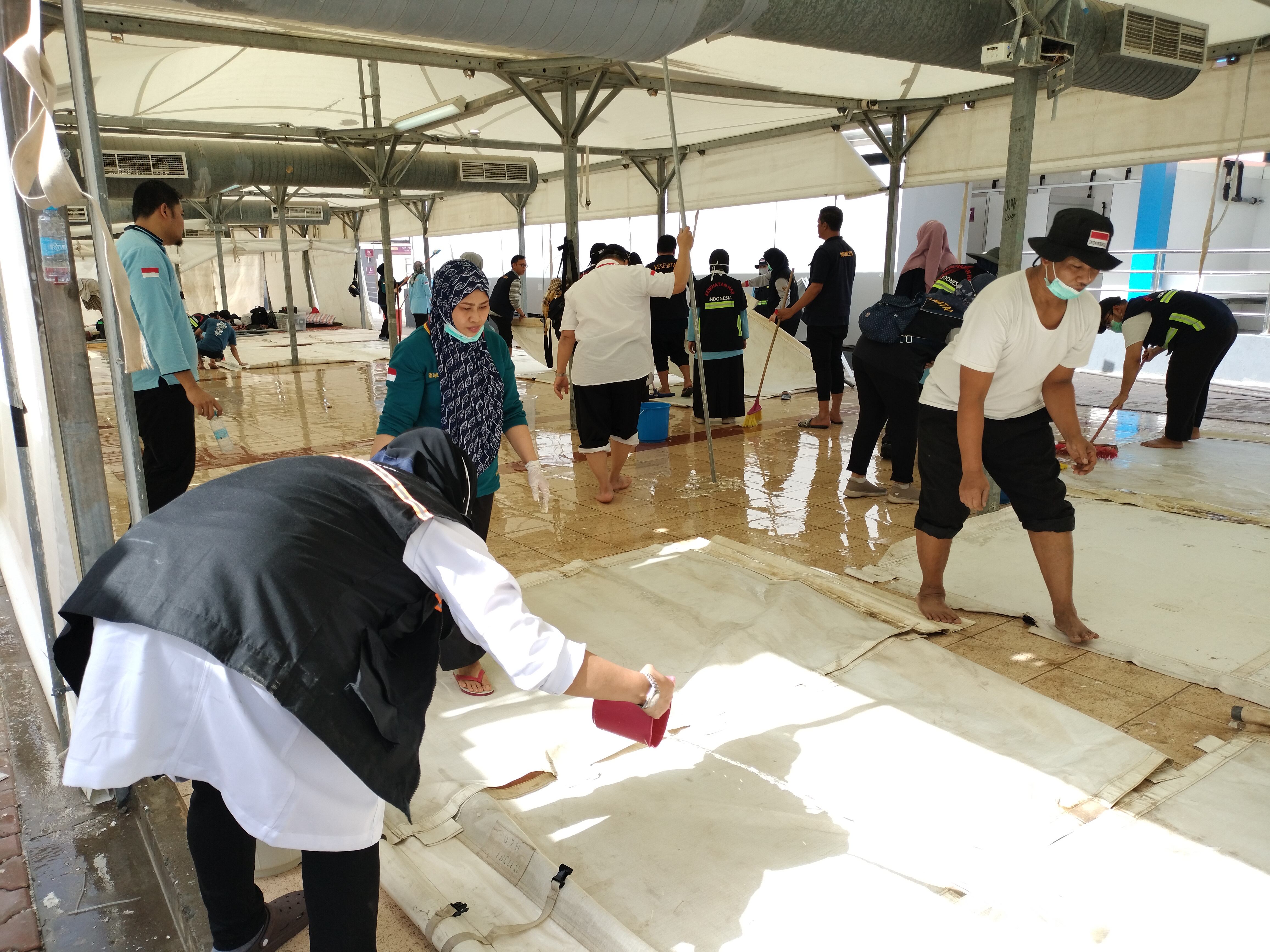 Petugas-petugas kesehatan, Rabu (21/6/2023) membersihkan ruang tenda yang akan dipakai untuk klinik kesehatan jemaah haji di Mina. 