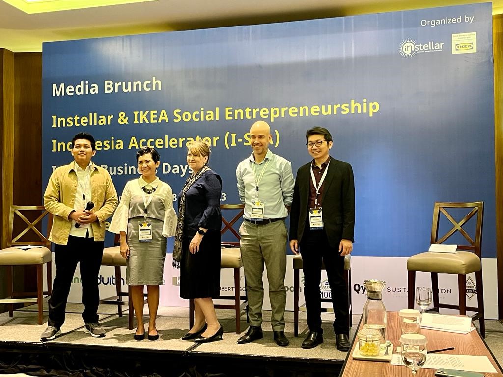 Perwakilan dari Instellar dan IKEA menjelaskan program I-SEA pada media.