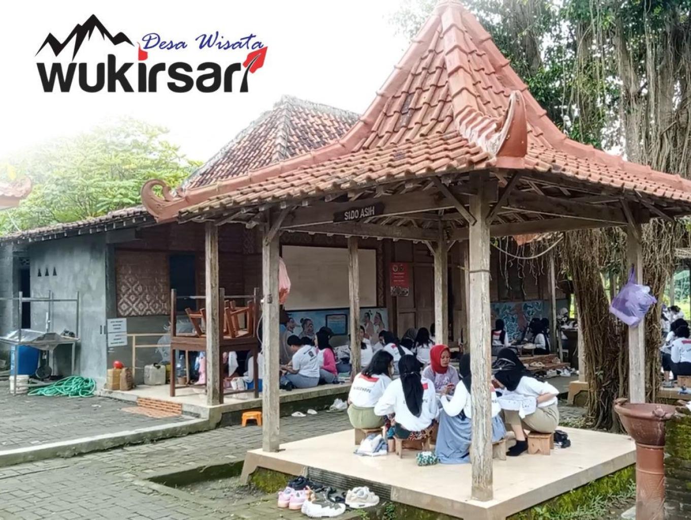 Desa Wukirsari terletak di Bantul, Yogyakarta, bisa ditempuh dalam waktu 1 jam 11 menit dari Yogyakarta International Airport.