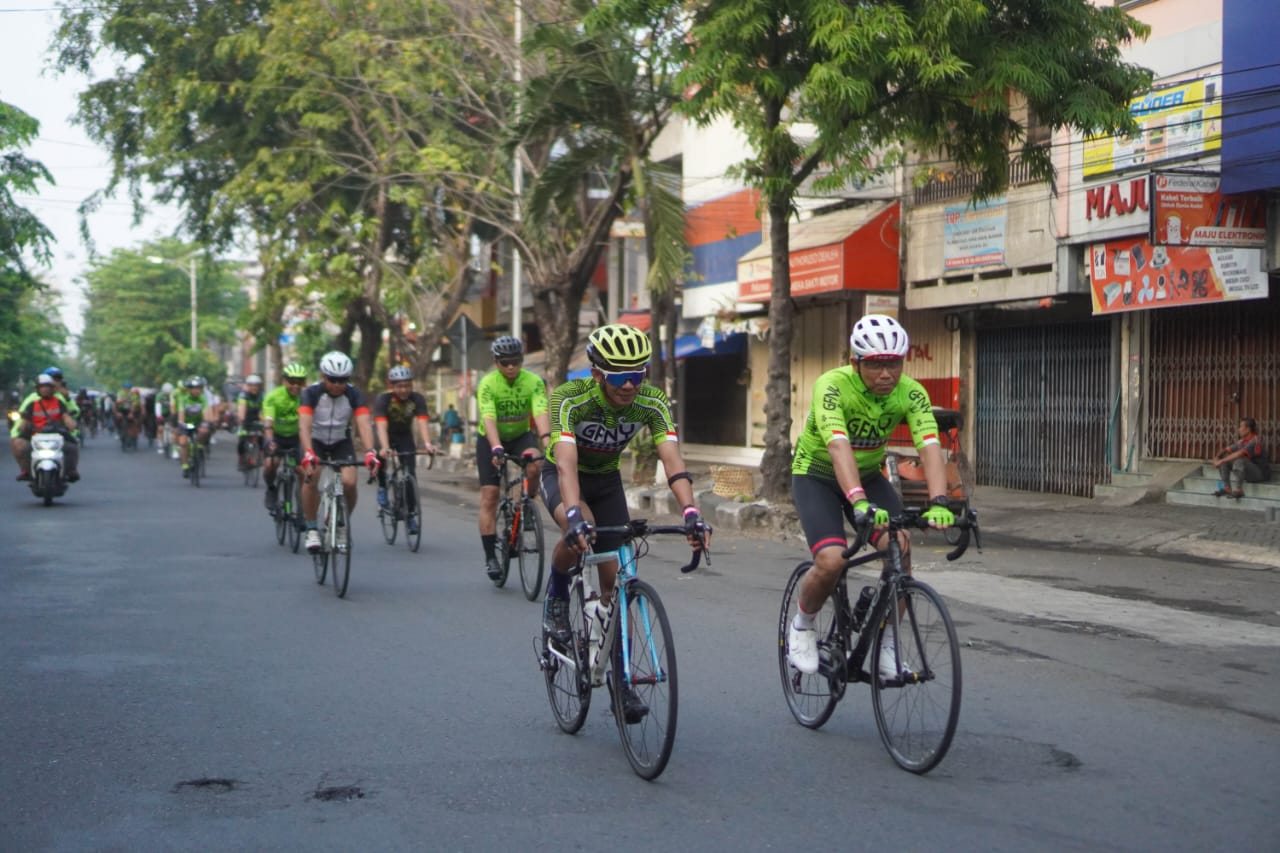 Peserta Group Ride GFNY Bali-IFG Life 2023 ke-8 di Kota Semarang, Jawa Tengah, Minggu (25/6). 
