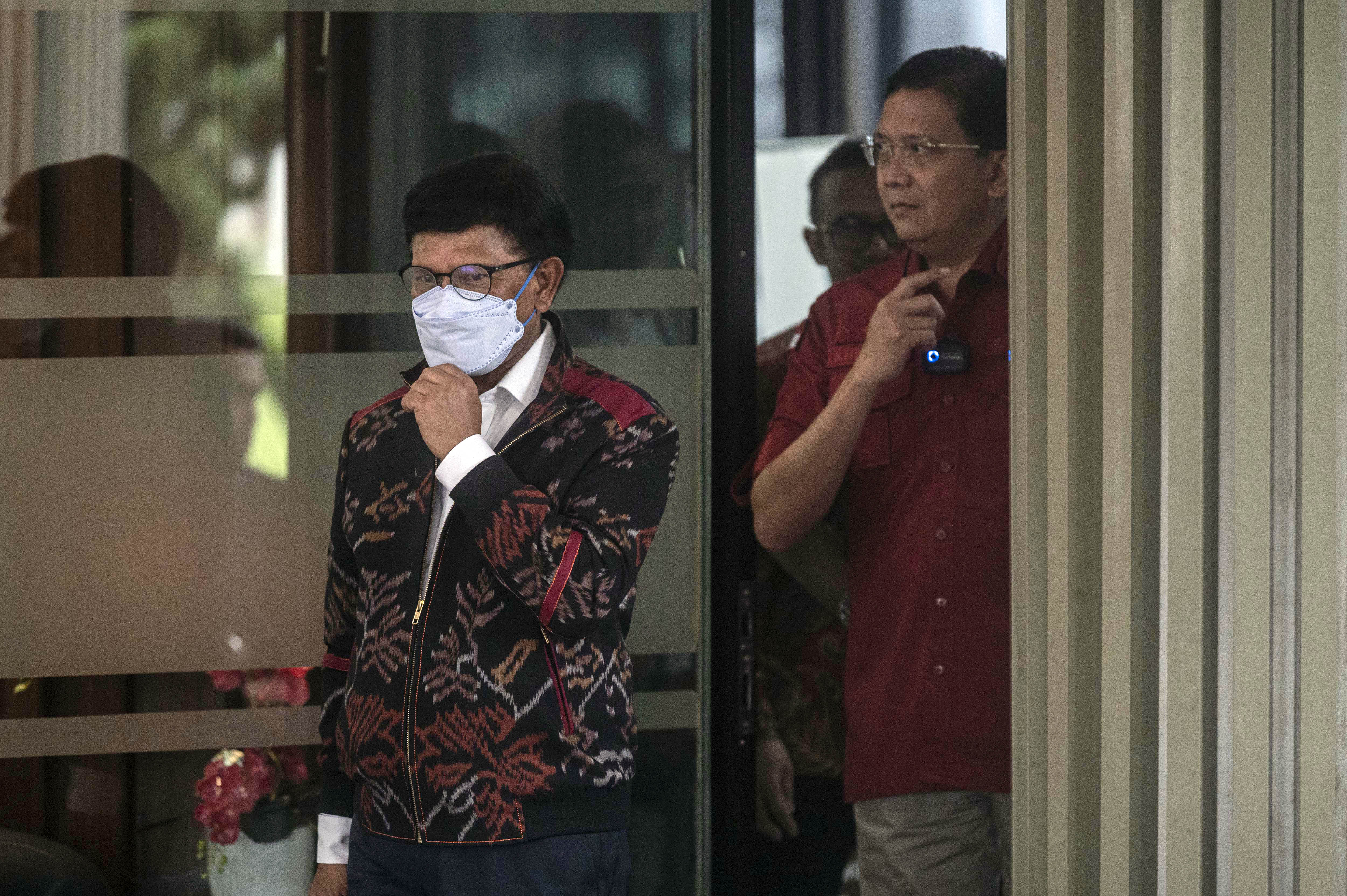 Mantan Menteri Komunikasi dan Informatika (Menkominfo) Johnny G Plate (kiri) 