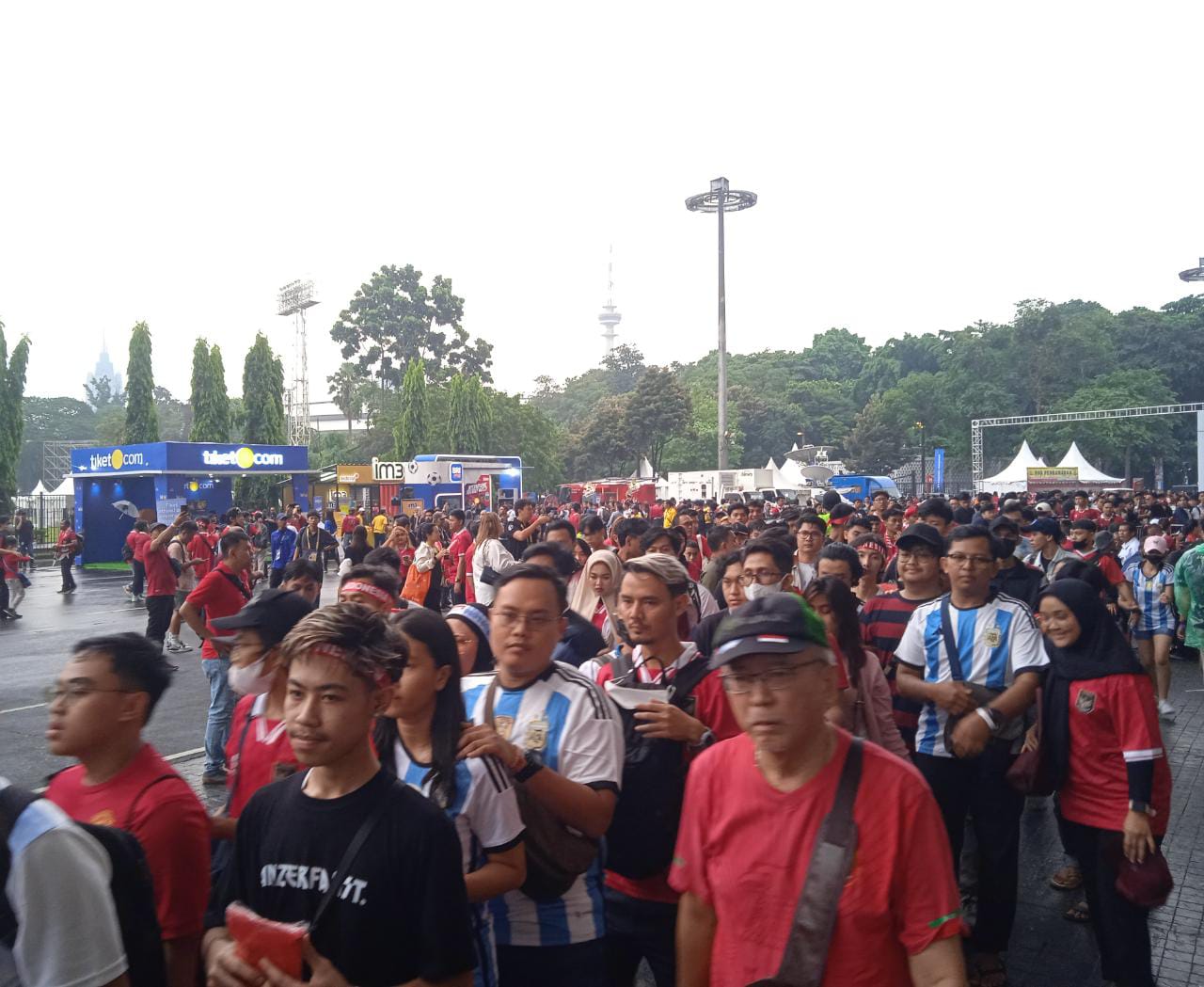 Hujan sudah reda, penonton laga Timnas Indonesia vs Argentina mulai padati area Stadion GBK