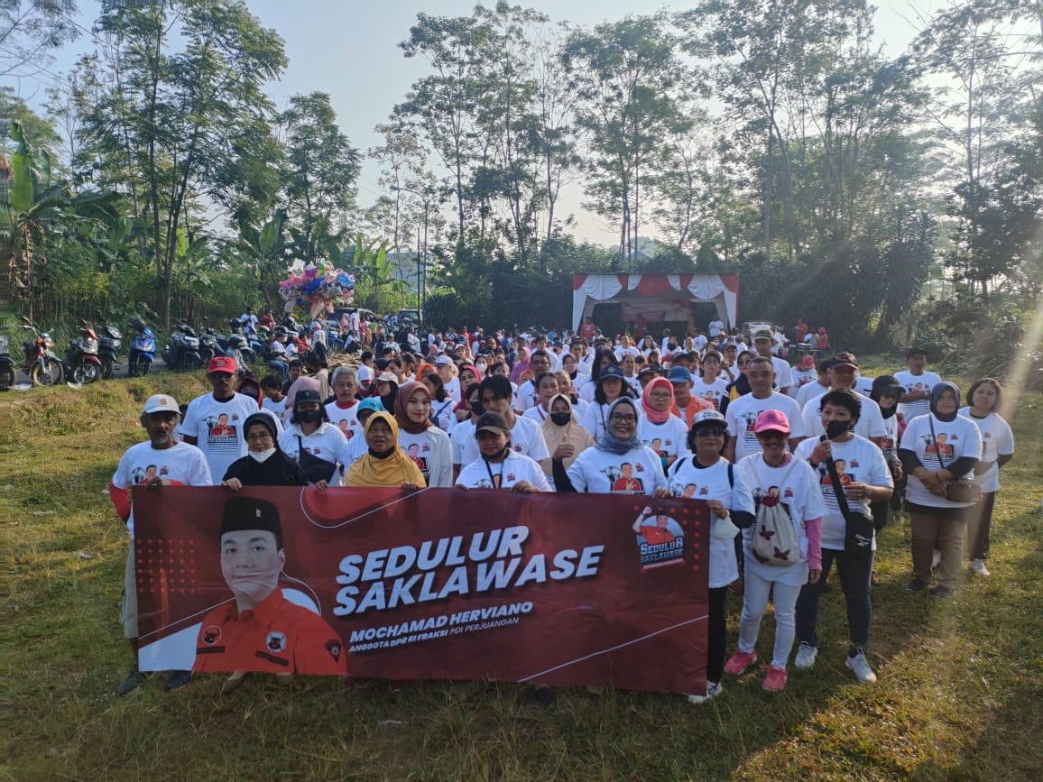 Relawan pendukung bacaleg DPR dari PDIP menggelar acara Jalan Sehat Bersama warga di Kecamatan Argomulyo, Kota Salatiga, Jawa Tengah.