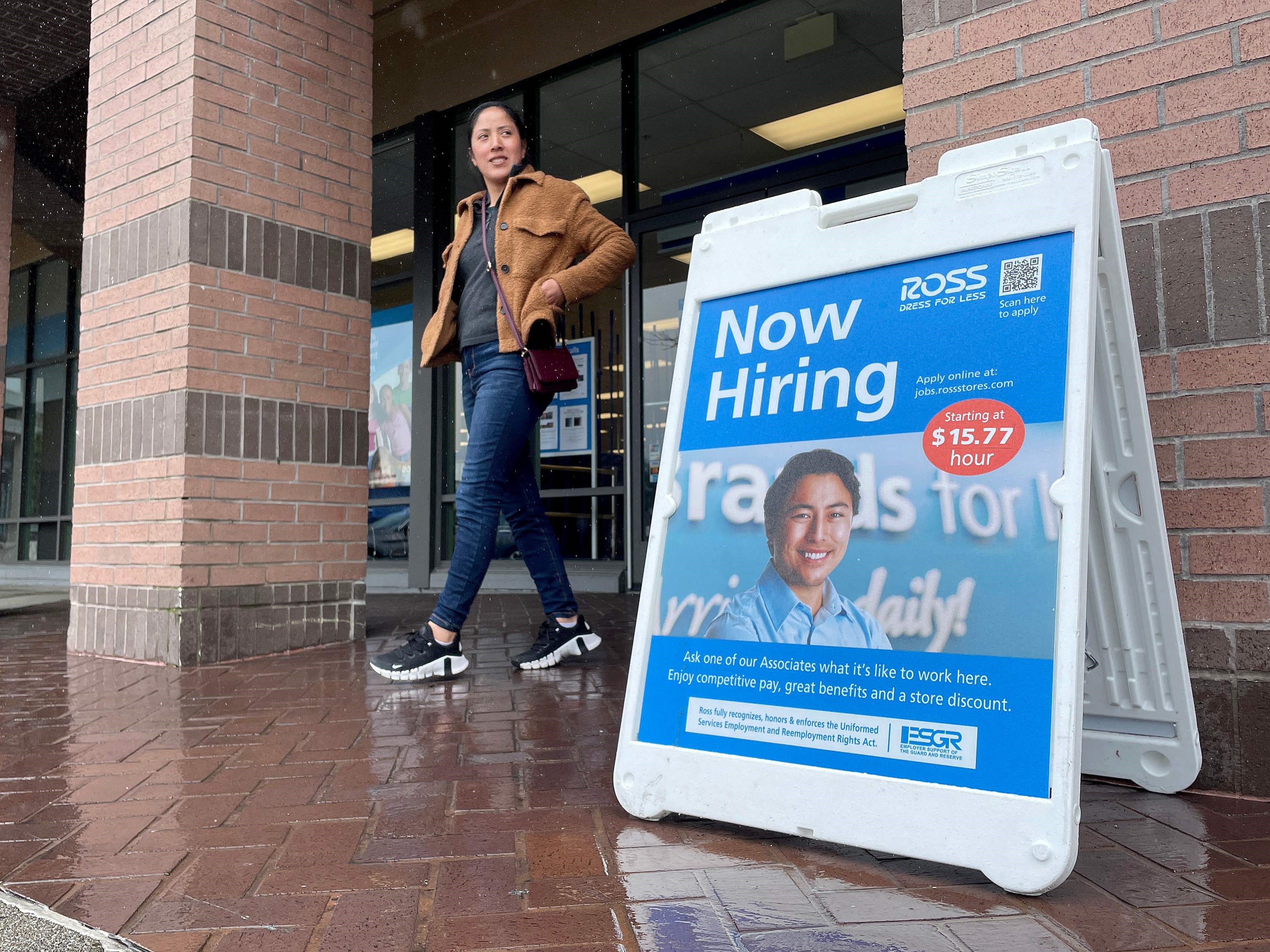 Warga berjalan melewati pengumuman lowongan kerja di depan toko Ross Dress For Less, California, AS, pada 07 April 2023.