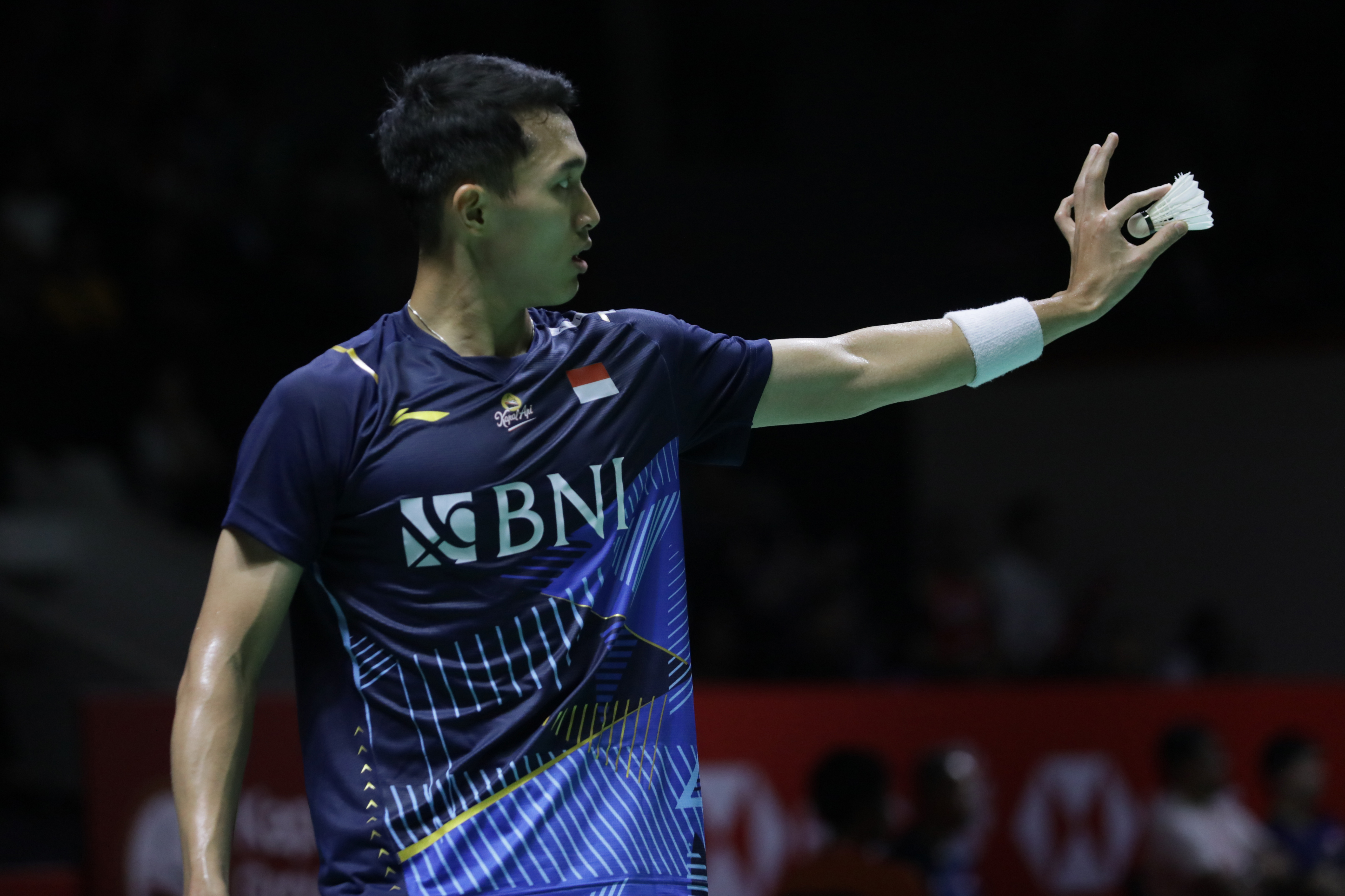 Pebulu tangkis tunggal putra Indonesia Jonatan Christie berusaha mengembalikan kok ke arah tunggal putra Jepang Kanta Tsuneyama 