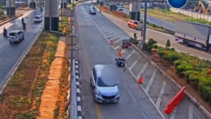 Pengendara motor tewas terlindas mobil di gerbang tol Cakung, Jakarta Timur.