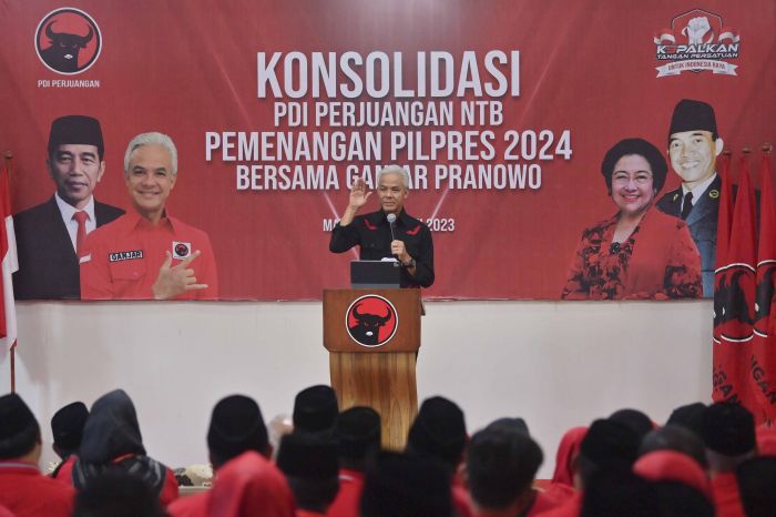 Bacapres PDI Perjuangan Ganjar Pranowo berpidato di Kantor DPD PDIP Nusa Tenggara Barat (NTB), Mataram, NTB.