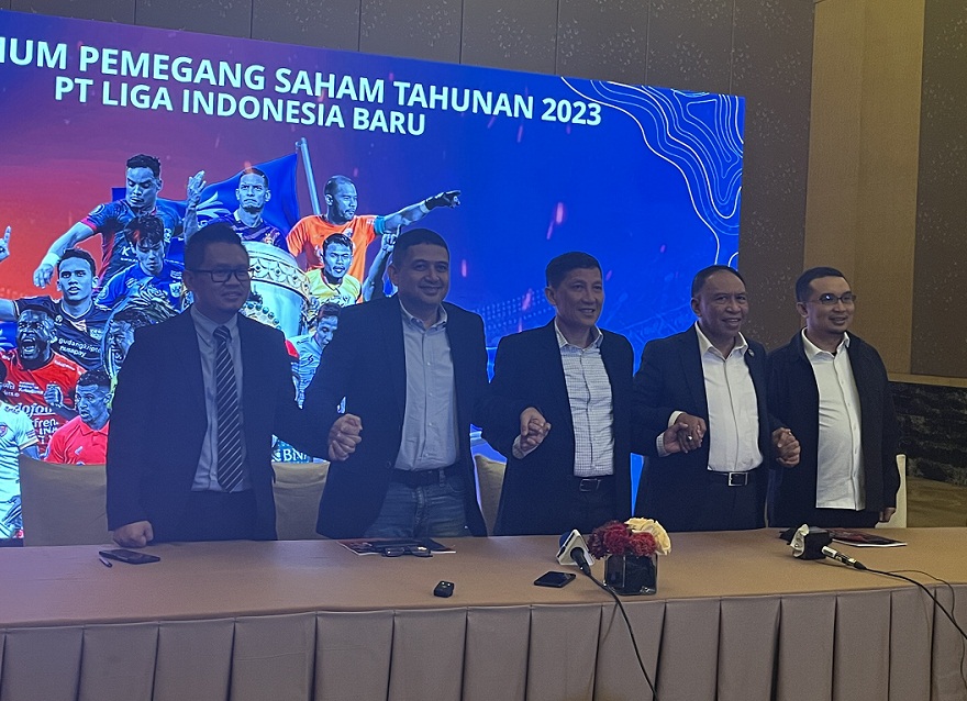 Zainuddin Amali (dua kanan) terpilih menjadi Komisaris Utama PT LIB dalam RUPS di Jakarta, Senin (20/6).