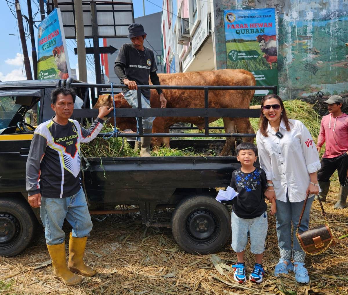 Rey Utami membeli sapi kurban berjenis Limosin dengan berat hampir 1 ton untuk dibagikan kepada warga Sentul.