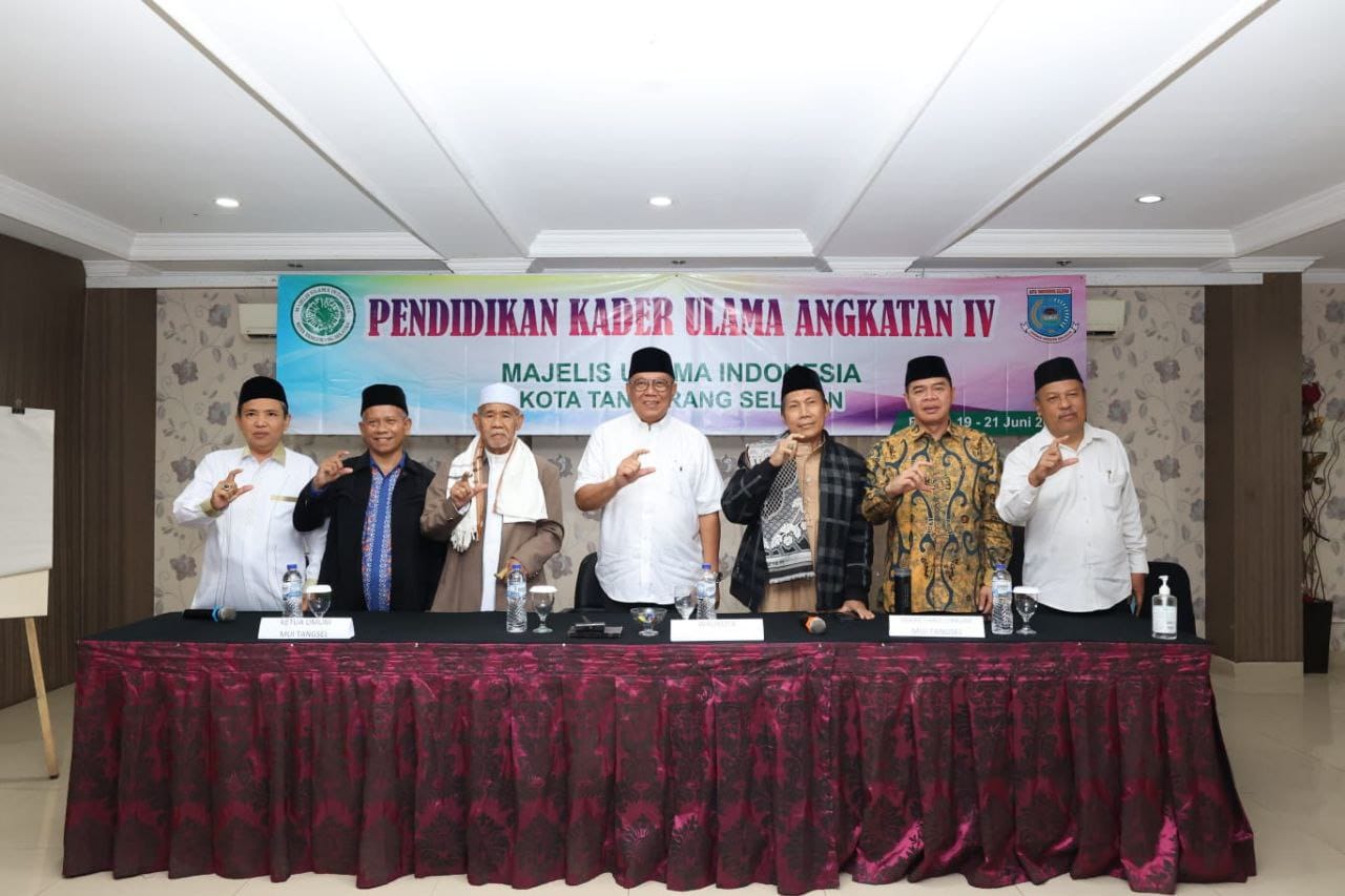 Wali Kota Tangerang Selatan Benyamin Davnie membuka pendidikan kader ulama, Senin (19/6).