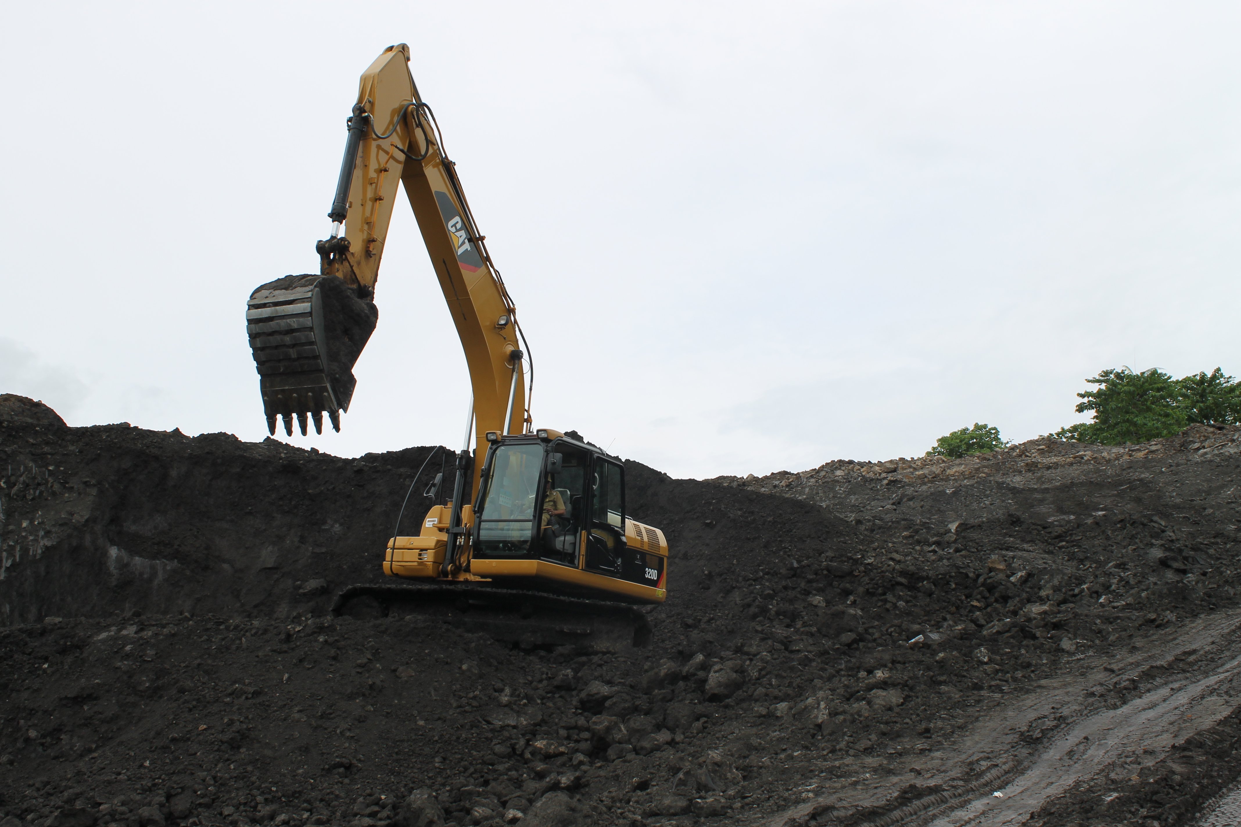 Alat berat mengeruk bahan baku aspal alami di Pasarwajo, Buton, Sulawesi Tenggara. 