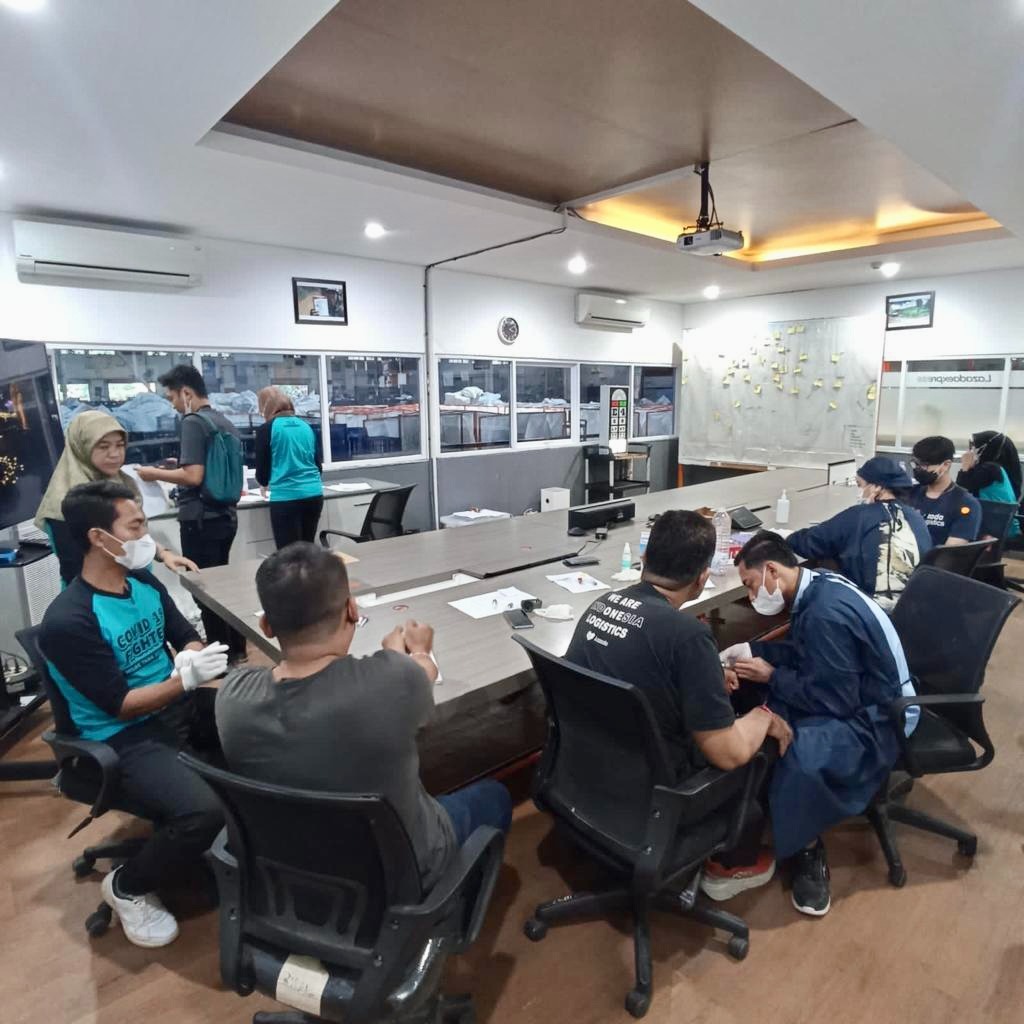 Para karyawan Lazada Logistics melakukan medical check-up yang dilakukan tim Good Doctors di Jakarta. 