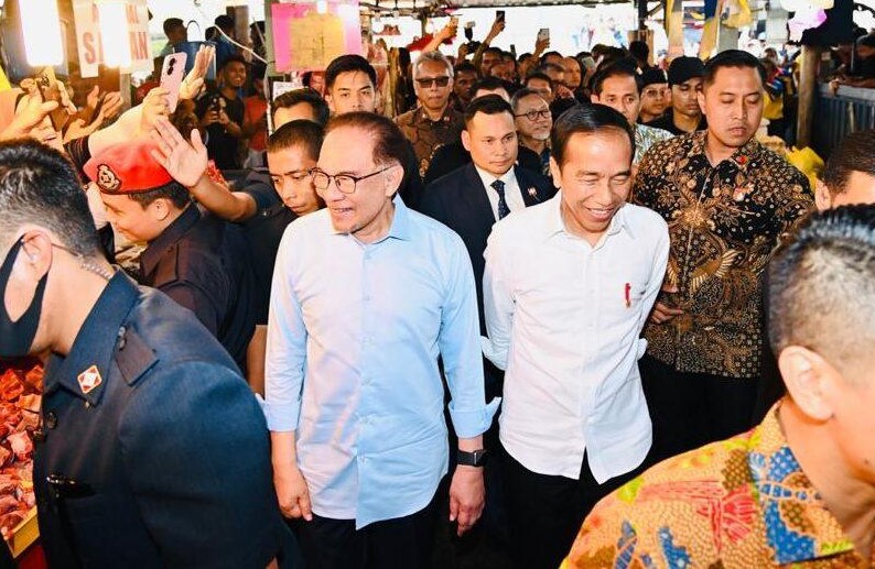 Presiden Joko Widodo bersama PM Malaysa Anwar Ibrahim mengunjungi Pasar Chow Kit di Kuala Lumpur