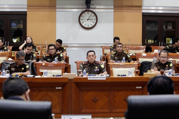 Wakil Jaksa Agung Sunarta mengikuti rapat kerja dengan Komisi III DPR.