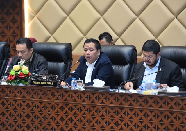 Ketua Komisi V DPR RI Lasarus saat memimpin Rapat Dengar Pendapat Komisi V DPR RI bersama Dirjen Bina Konstruksi Kementerian PUPR.