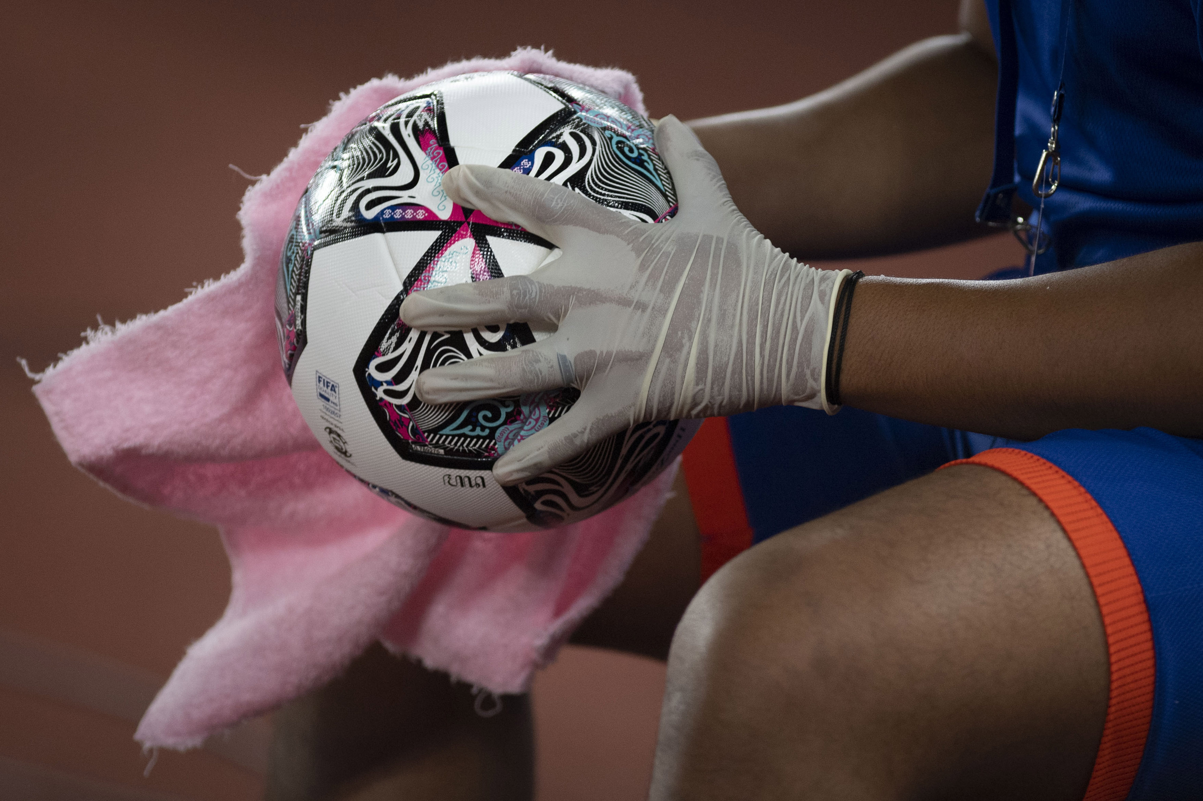 Staf membersihkan bola saat laga pembuka Liga 1 2021-2022 antara Bali United melawan Persik Kediri di Stadion Gelora Bung Karno, Jakarta.