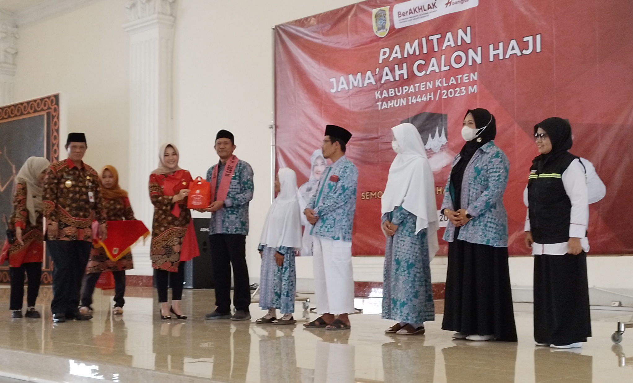 Bupati Klaten Sri Mulyani memberikan bekal kepada para calon haji yang hendak berangkat ke Tanah Suci.