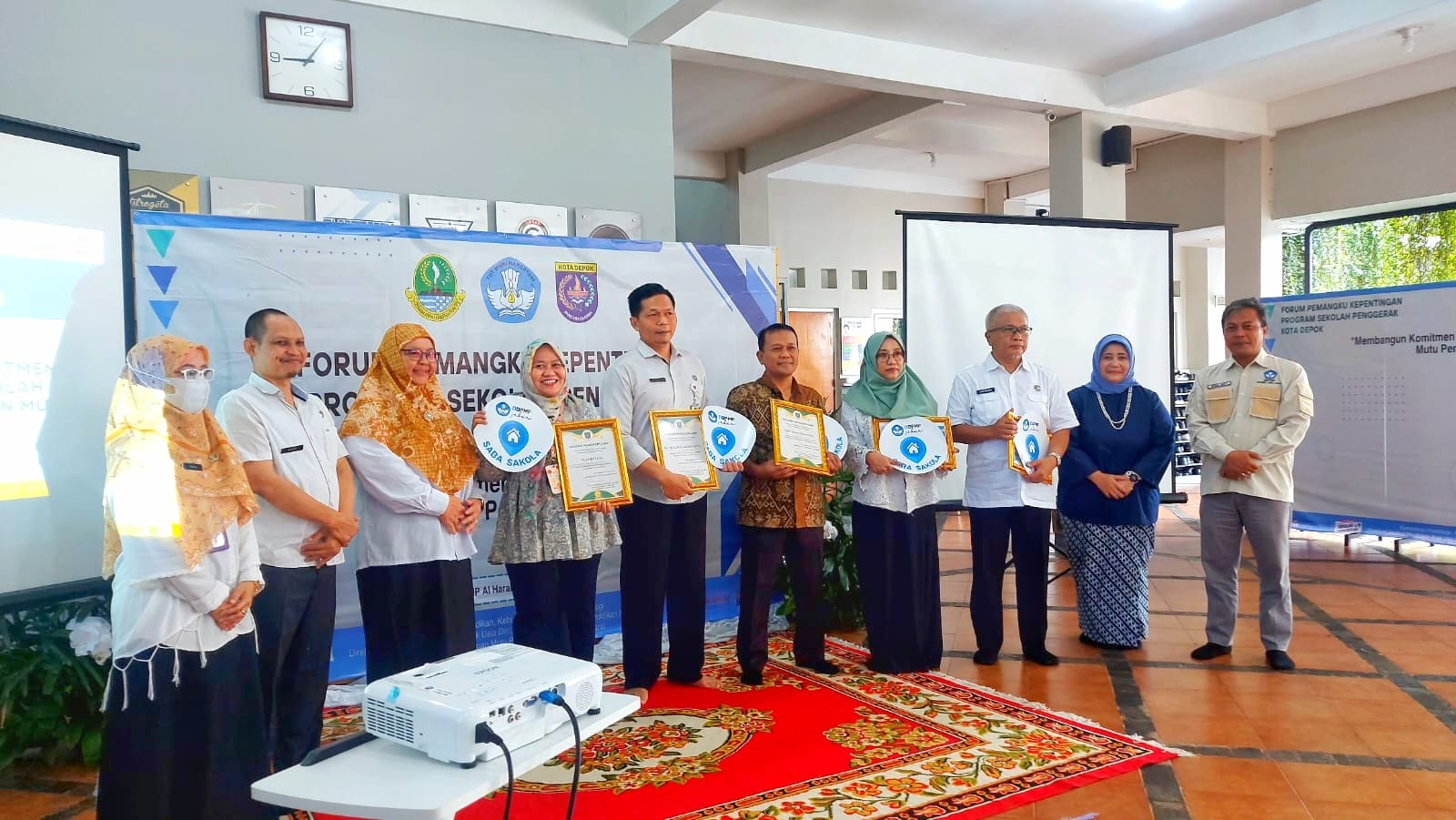 Sekolah KB-TK Prestasi Global-Depok mendapatkan penghargaan dari Dinas Pendidikan Kota Depok sebagai sekolah penggerak terbaik jenjang PAUD.