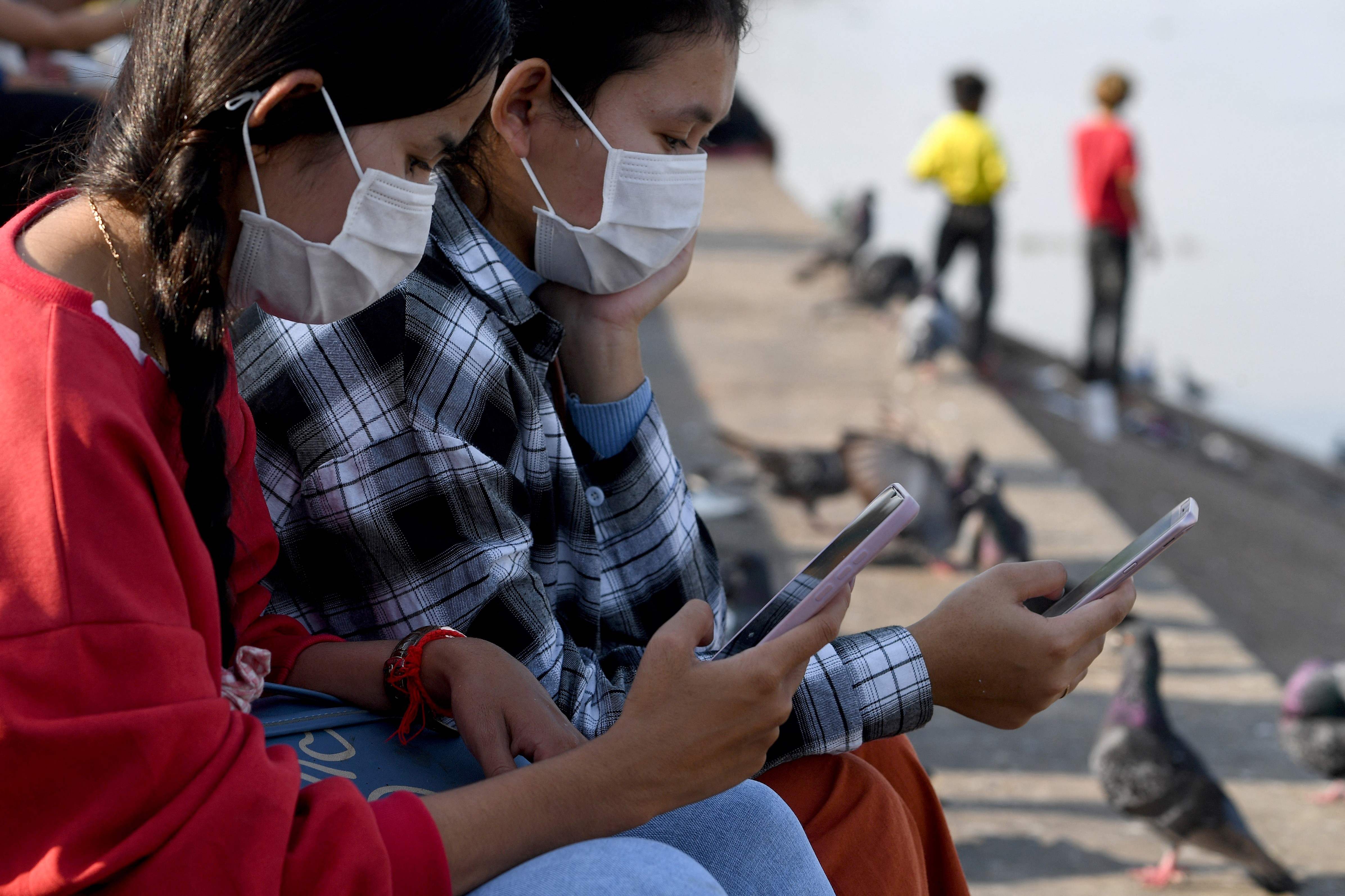 Ilustrasi pengguna ponsel pintar mengakses internet.